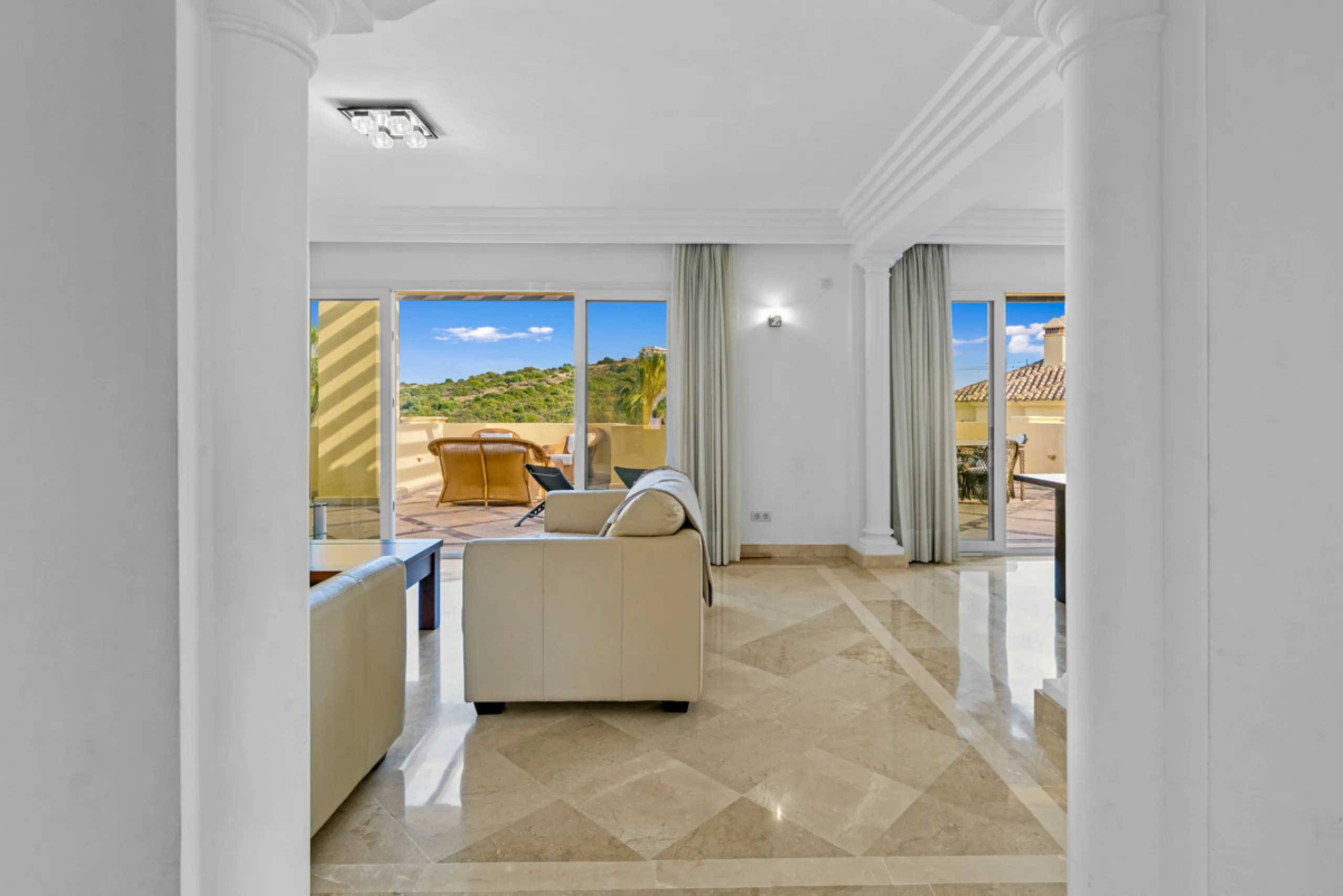Large, three-bedroom penthouse with impressive countryside and sea views, located within walking distance of the beach in Casares Costa, in the well-maintained and luxurious community of Majestic Hills.