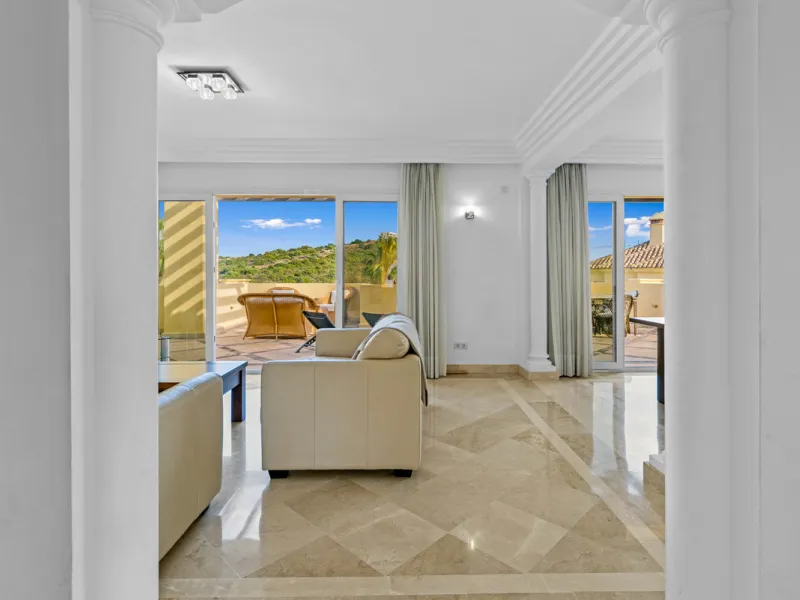 Large, three-bedroom penthouse with impressive countryside and sea views, located within walking distance of the beach in Casares Costa, in the well-maintained and luxurious community of Majestic Hills.