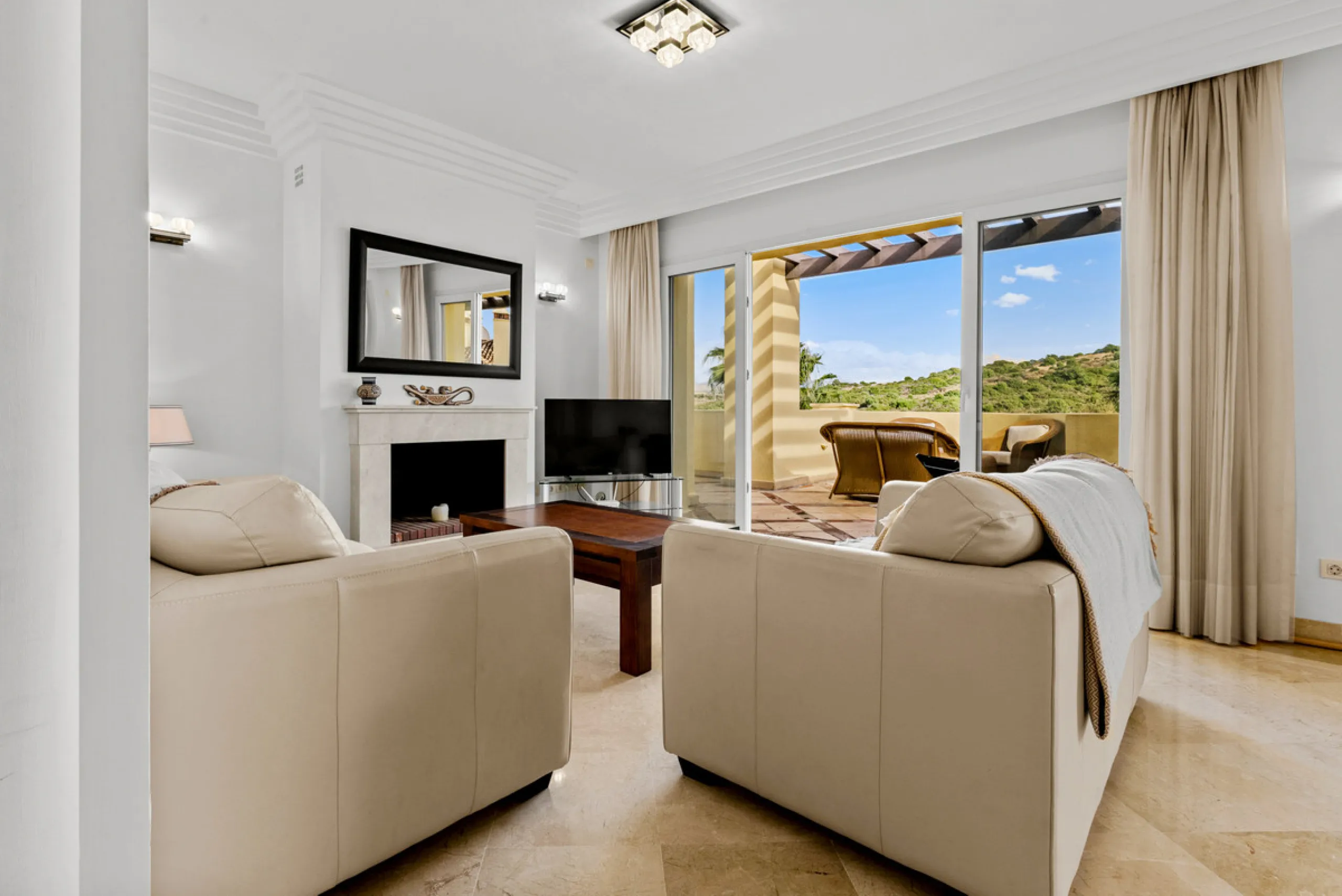 Large, three-bedroom penthouse with impressive countryside and sea views, located within walking distance of the beach in Casares Costa, in the well-maintained and luxurious community of Majestic Hills.