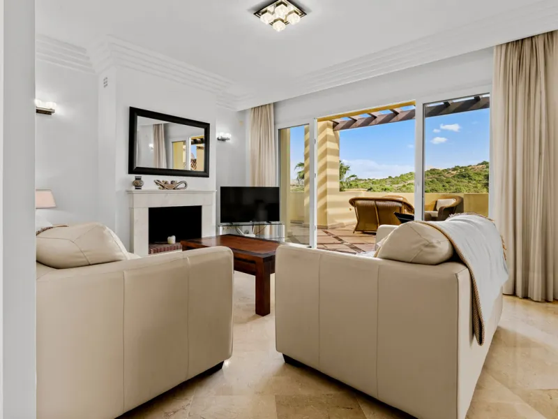Large, three-bedroom penthouse with impressive countryside and sea views, located within walking distance of the beach in Casares Costa, in the well-maintained and luxurious community of Majestic Hills.