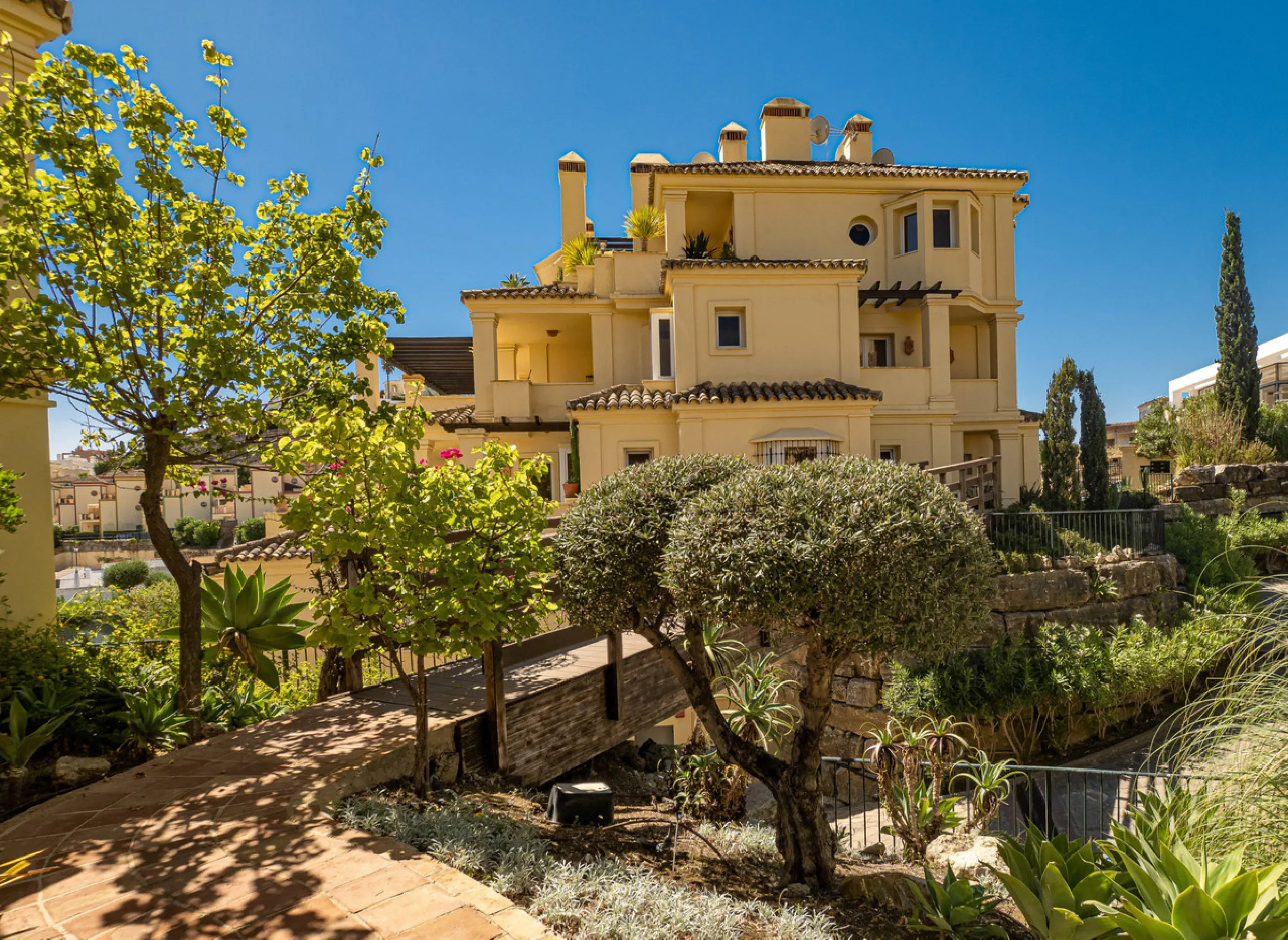 Large, three-bedroom penthouse with impressive countryside and sea views, located within walking distance of the beach in Casares Costa, in the well-maintained and luxurious community of Majestic Hills.