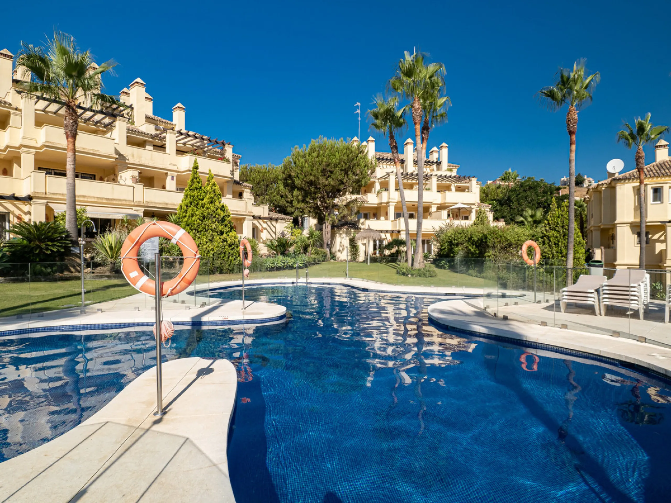 Large, three-bedroom penthouse with impressive countryside and sea views, located within walking distance of the beach in Casares Costa, in the well-maintained and luxurious community of Majestic Hills.