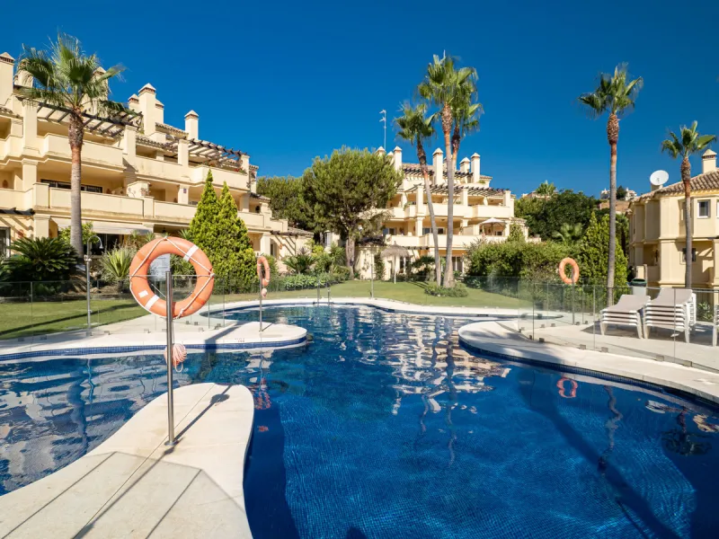 Large, three-bedroom penthouse with impressive countryside and sea views, located within walking distance of the beach in Casares Costa, in the well-maintained and luxurious community of Majestic Hills.