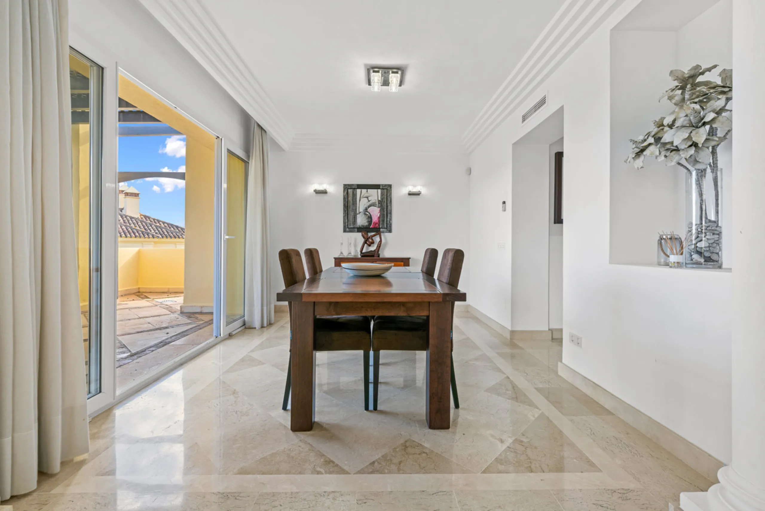 Large, three-bedroom penthouse with impressive countryside and sea views, located within walking distance of the beach in Casares Costa, in the well-maintained and luxurious community of Majestic Hills.