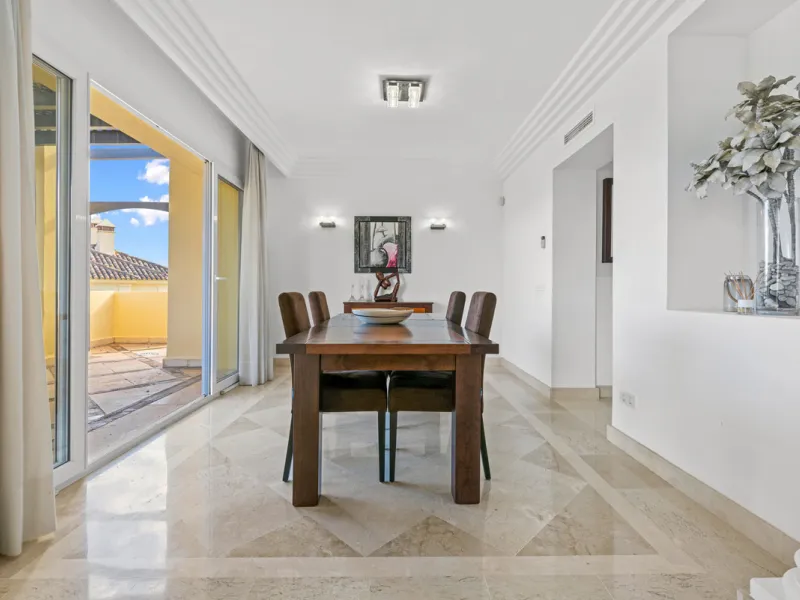 Large, three-bedroom penthouse with impressive countryside and sea views, located within walking distance of the beach in Casares Costa, in the well-maintained and luxurious community of Majestic Hills.