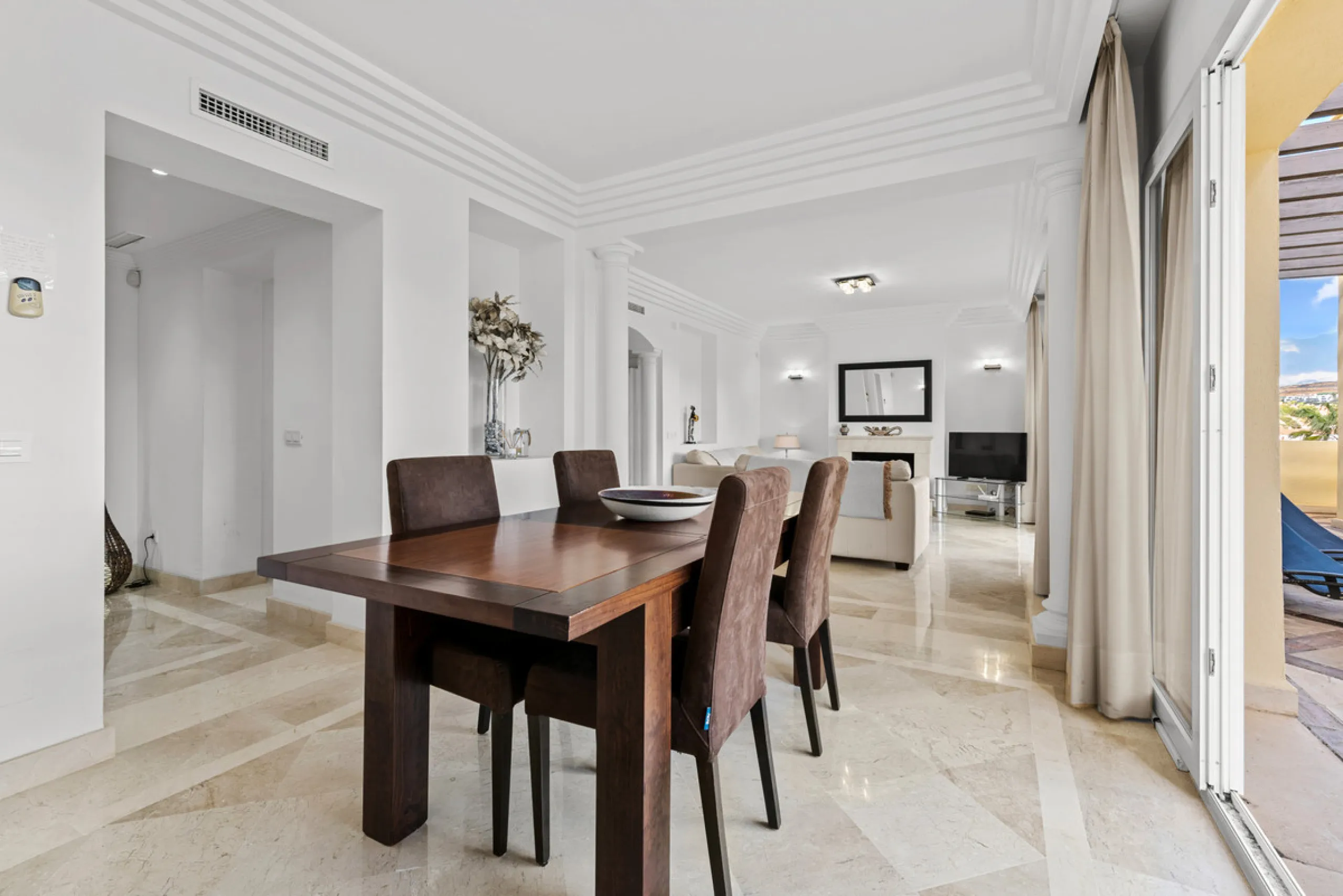 Large, three-bedroom penthouse with impressive countryside and sea views, located within walking distance of the beach in Casares Costa, in the well-maintained and luxurious community of Majestic Hills.