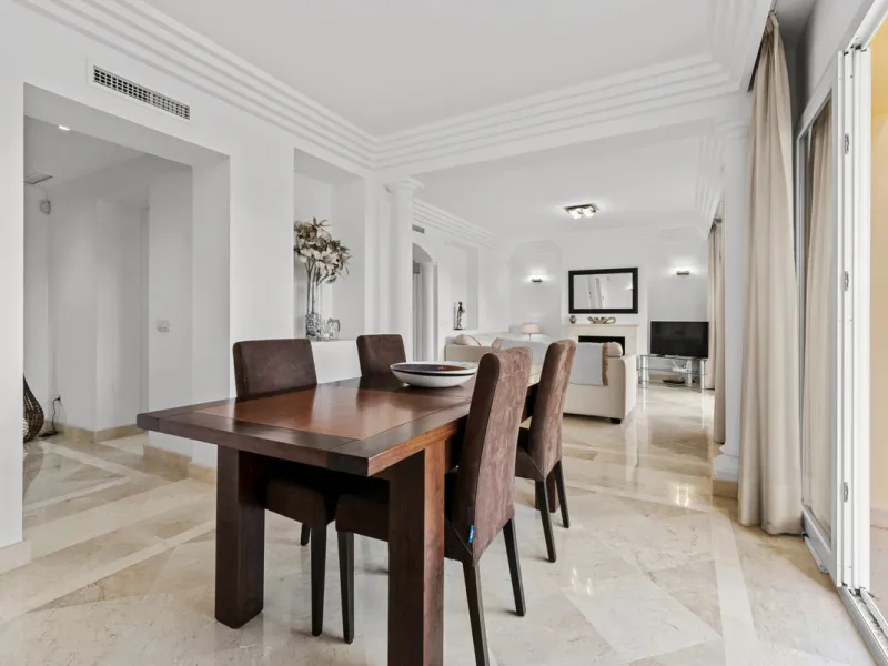 Large, three-bedroom penthouse with impressive countryside and sea views, located within walking distance of the beach in Casares Costa, in the well-maintained and luxurious community of Majestic Hills.
