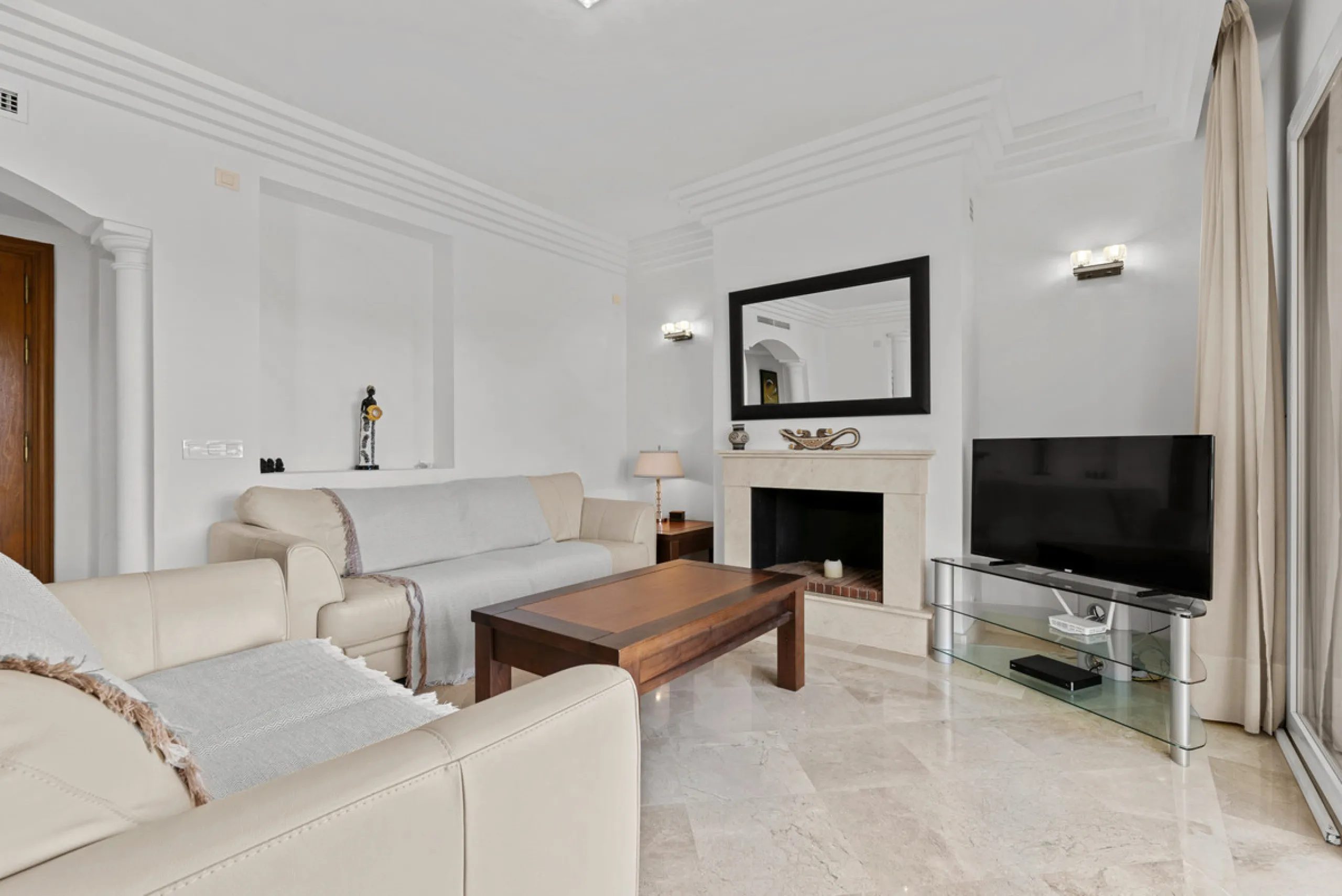 Large, three-bedroom penthouse with impressive countryside and sea views, located within walking distance of the beach in Casares Costa, in the well-maintained and luxurious community of Majestic Hills.