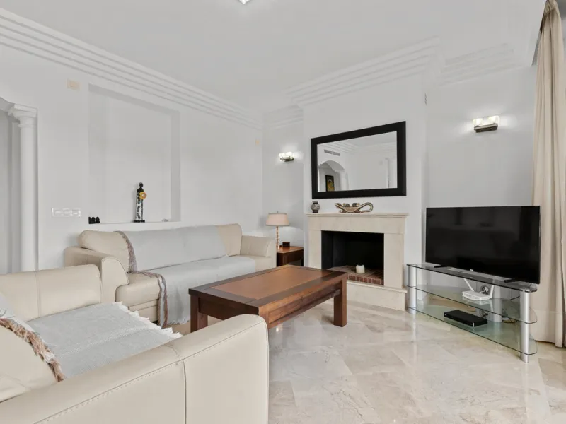 Large, three-bedroom penthouse with impressive countryside and sea views, located within walking distance of the beach in Casares Costa, in the well-maintained and luxurious community of Majestic Hills.