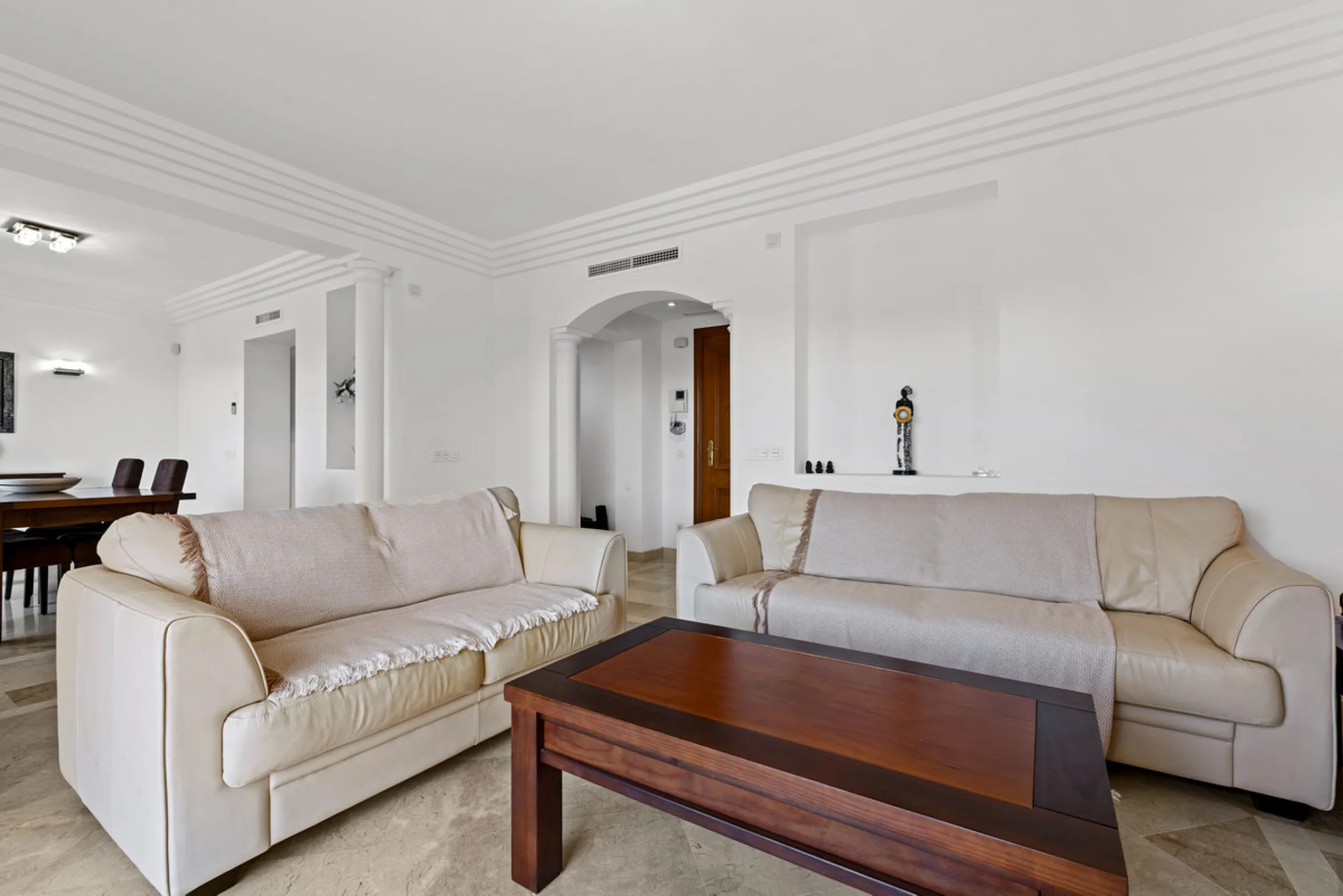 Large, three-bedroom penthouse with impressive countryside and sea views, located within walking distance of the beach in Casares Costa, in the well-maintained and luxurious community of Majestic Hills.