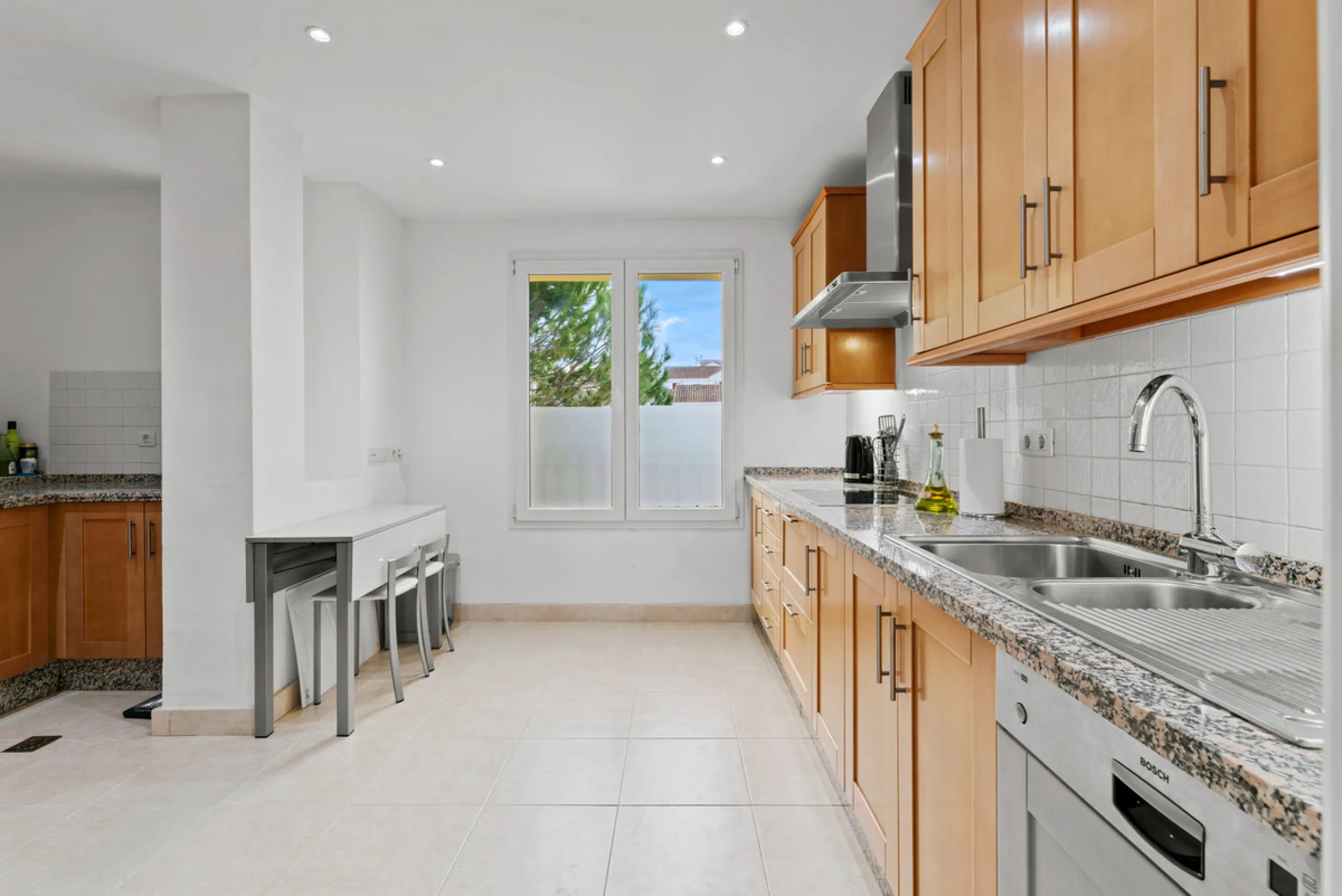 Large, three-bedroom penthouse with impressive countryside and sea views, located within walking distance of the beach in Casares Costa, in the well-maintained and luxurious community of Majestic Hills.