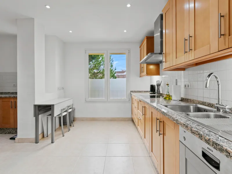 Large, three-bedroom penthouse with impressive countryside and sea views, located within walking distance of the beach in Casares Costa, in the well-maintained and luxurious community of Majestic Hills.