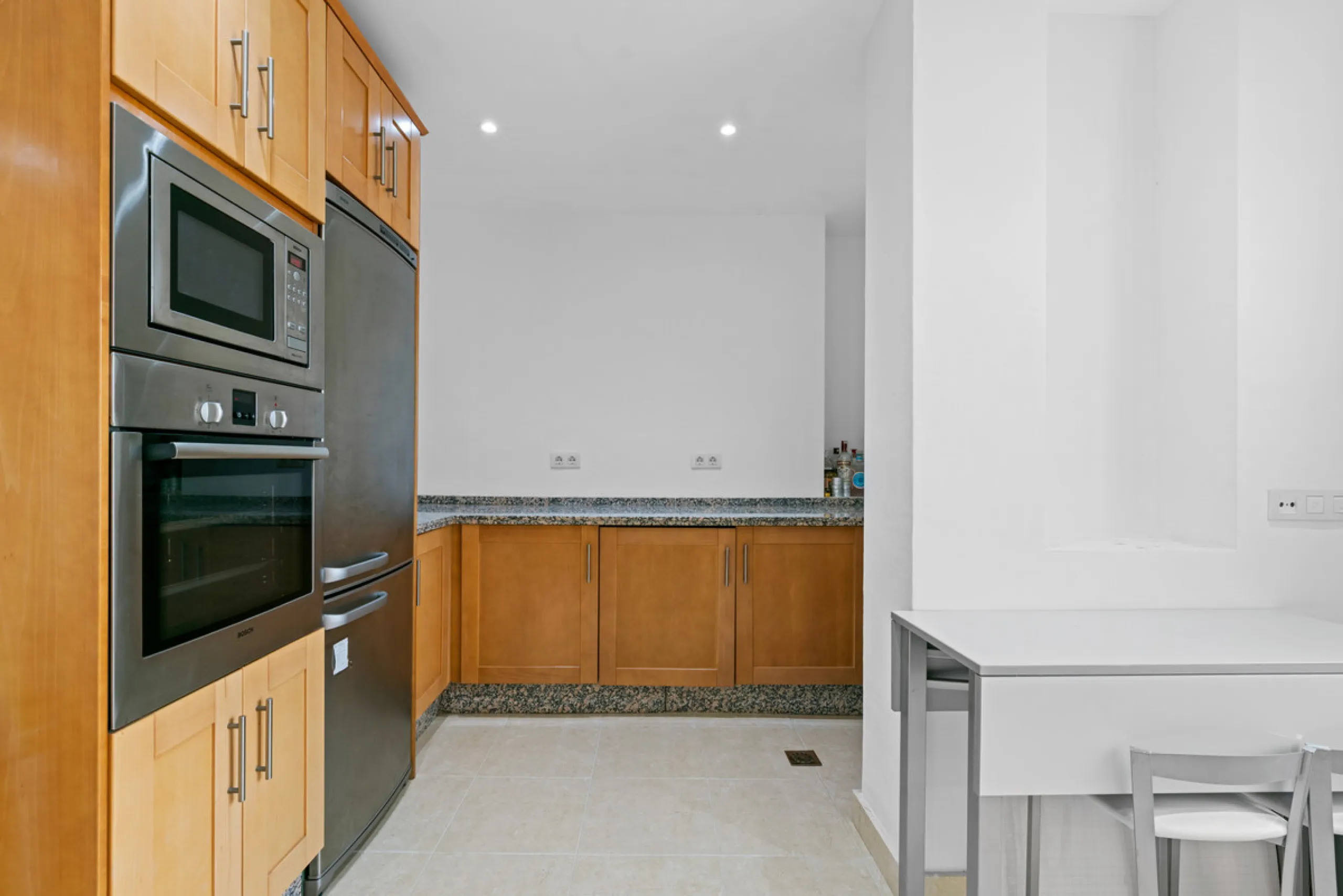 Large, three-bedroom penthouse with impressive countryside and sea views, located within walking distance of the beach in Casares Costa, in the well-maintained and luxurious community of Majestic Hills.