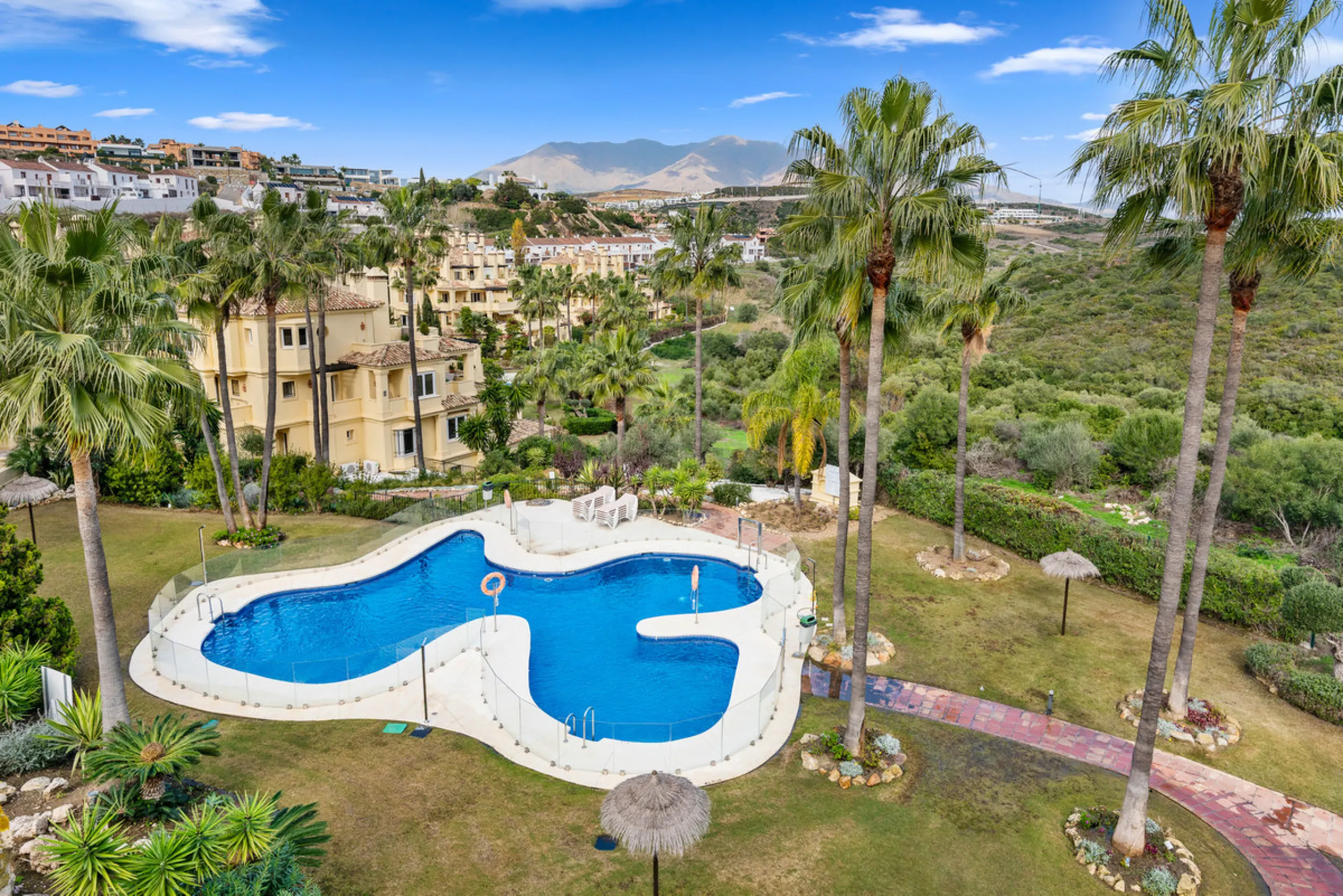 Large, three-bedroom penthouse with impressive countryside and sea views, located within walking distance of the beach in Casares Costa, in the well-maintained and luxurious community of Majestic Hills.