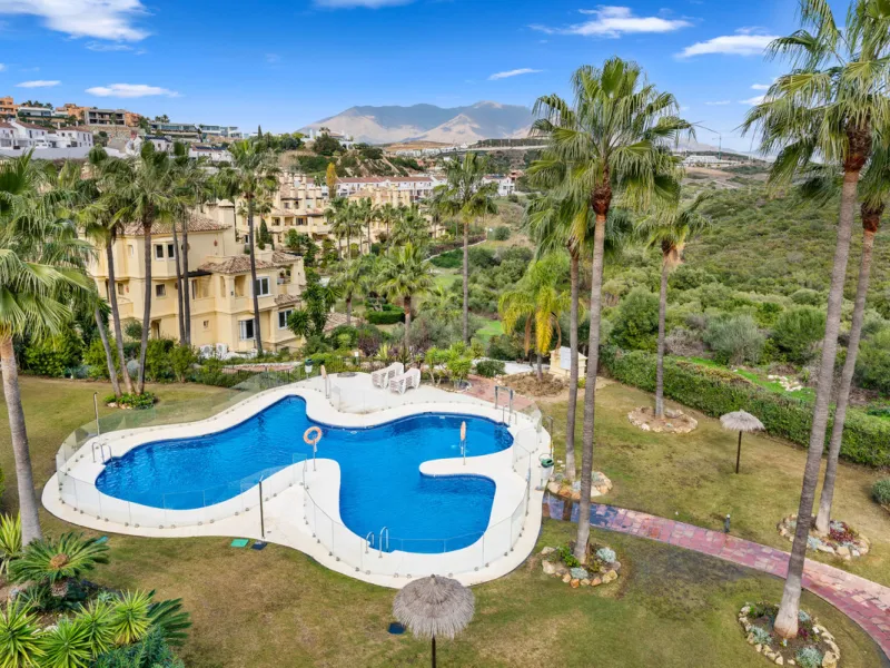 Large, three-bedroom penthouse with impressive countryside and sea views, located within walking distance of the beach in Casares Costa, in the well-maintained and luxurious community of Majestic Hills.