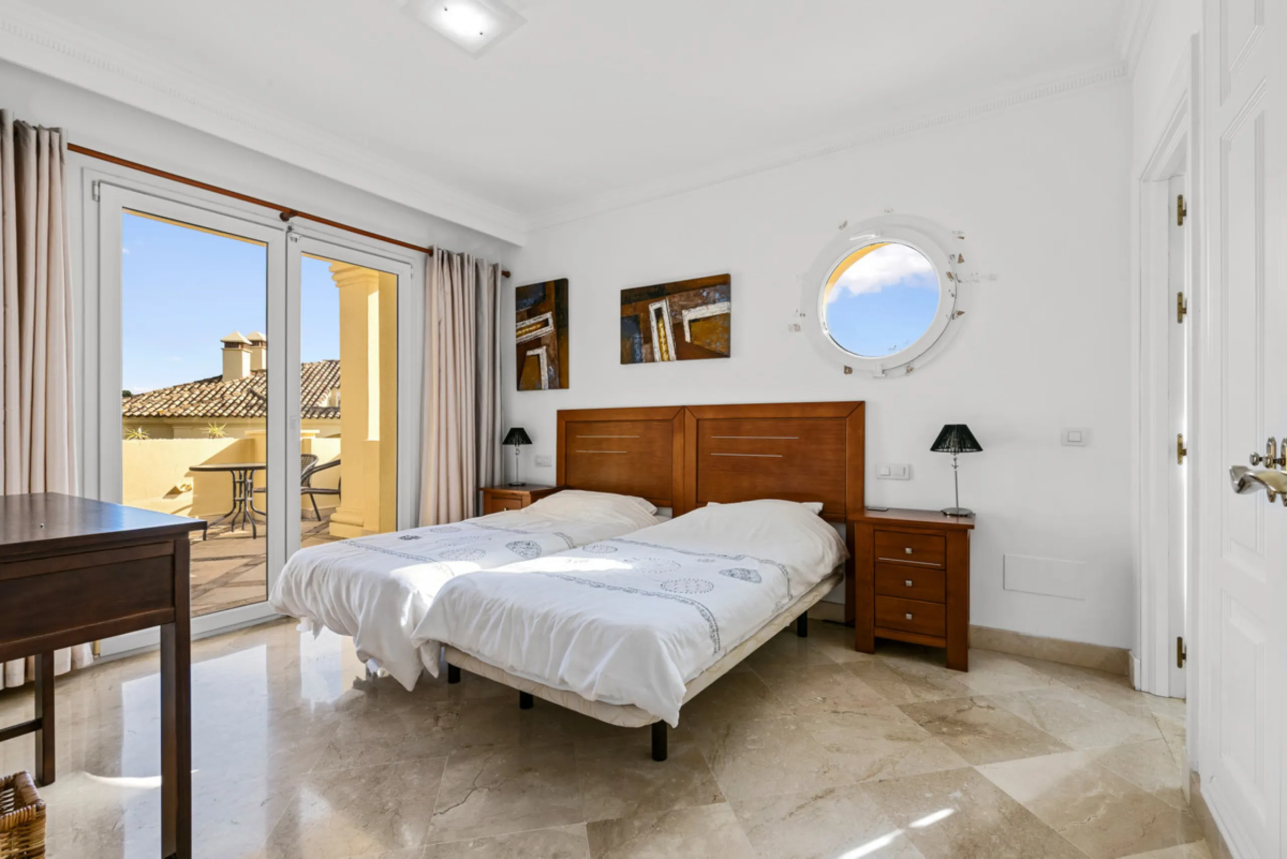 Large, three-bedroom penthouse with impressive countryside and sea views, located within walking distance of the beach in Casares Costa, in the well-maintained and luxurious community of Majestic Hills.