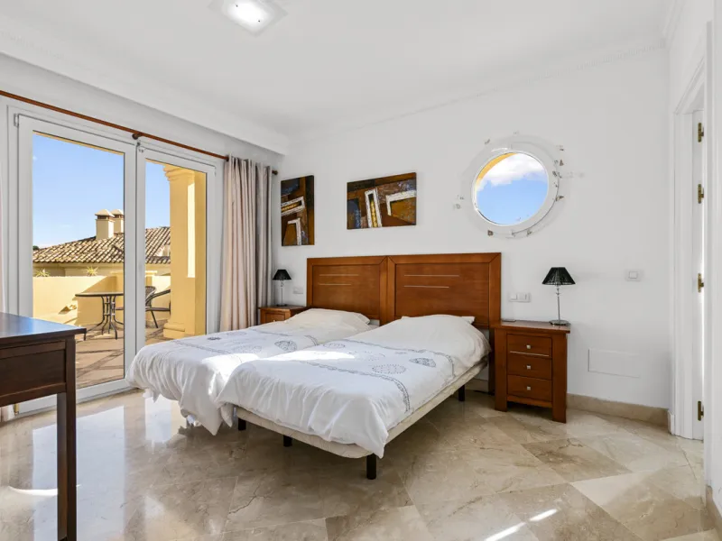 Large, three-bedroom penthouse with impressive countryside and sea views, located within walking distance of the beach in Casares Costa, in the well-maintained and luxurious community of Majestic Hills.