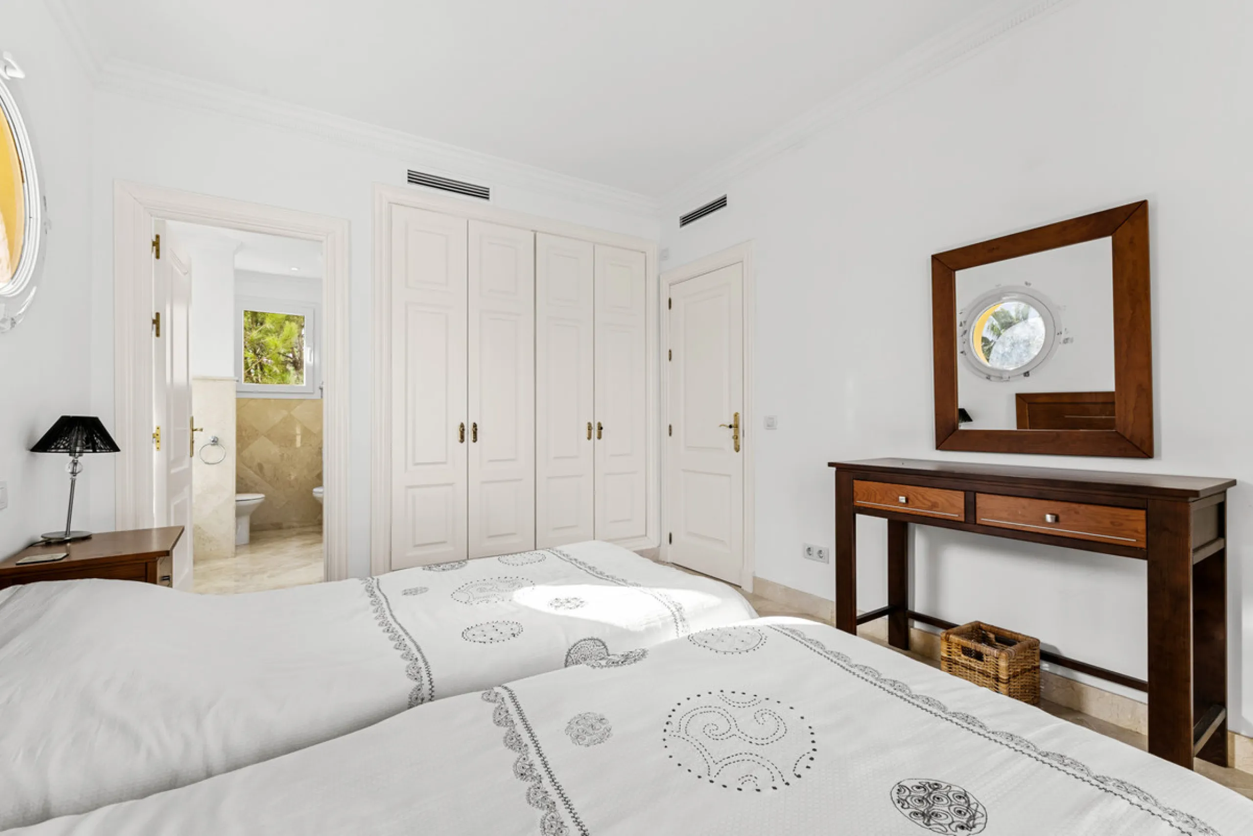 Large, three-bedroom penthouse with impressive countryside and sea views, located within walking distance of the beach in Casares Costa, in the well-maintained and luxurious community of Majestic Hills.
