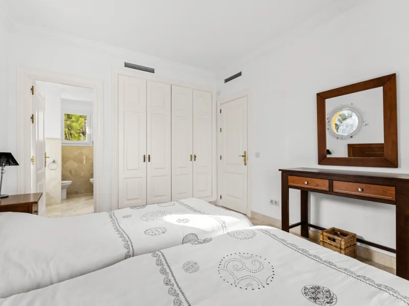 Large, three-bedroom penthouse with impressive countryside and sea views, located within walking distance of the beach in Casares Costa, in the well-maintained and luxurious community of Majestic Hills.