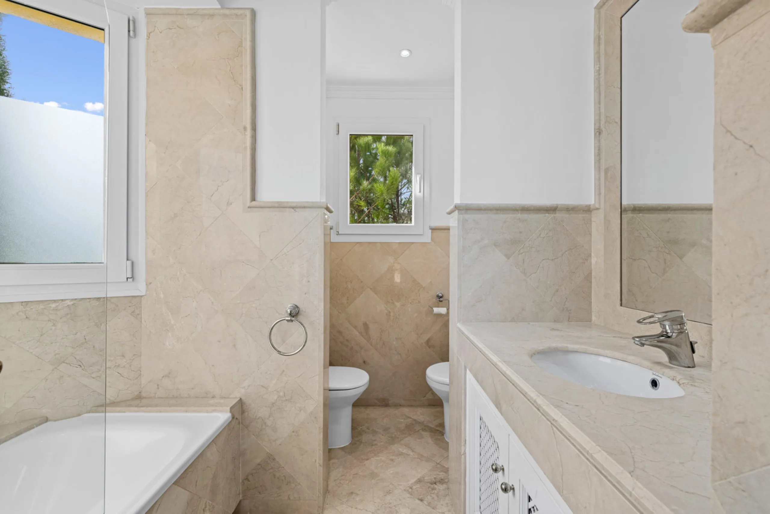 Large, three-bedroom penthouse with impressive countryside and sea views, located within walking distance of the beach in Casares Costa, in the well-maintained and luxurious community of Majestic Hills.