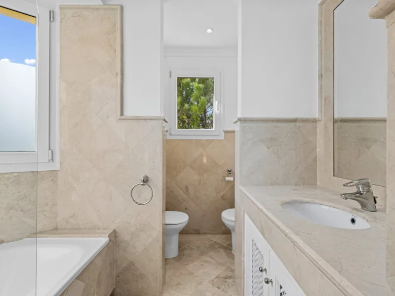 Large, three-bedroom penthouse with impressive countryside and sea views, located within walking distance of the beach in Casares Costa, in the well-maintained and luxurious community of Majestic Hills.