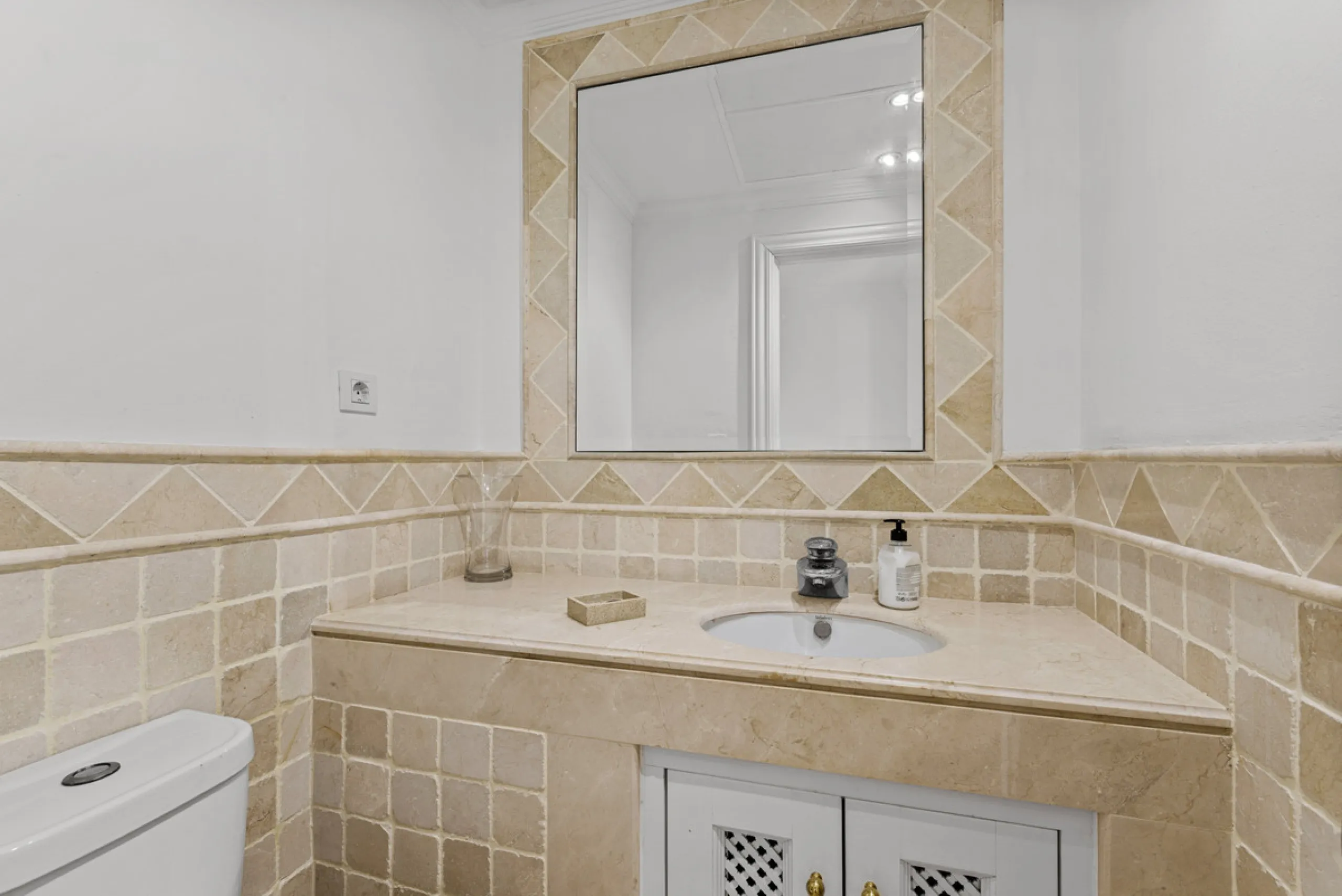 Large, three-bedroom penthouse with impressive countryside and sea views, located within walking distance of the beach in Casares Costa, in the well-maintained and luxurious community of Majestic Hills.