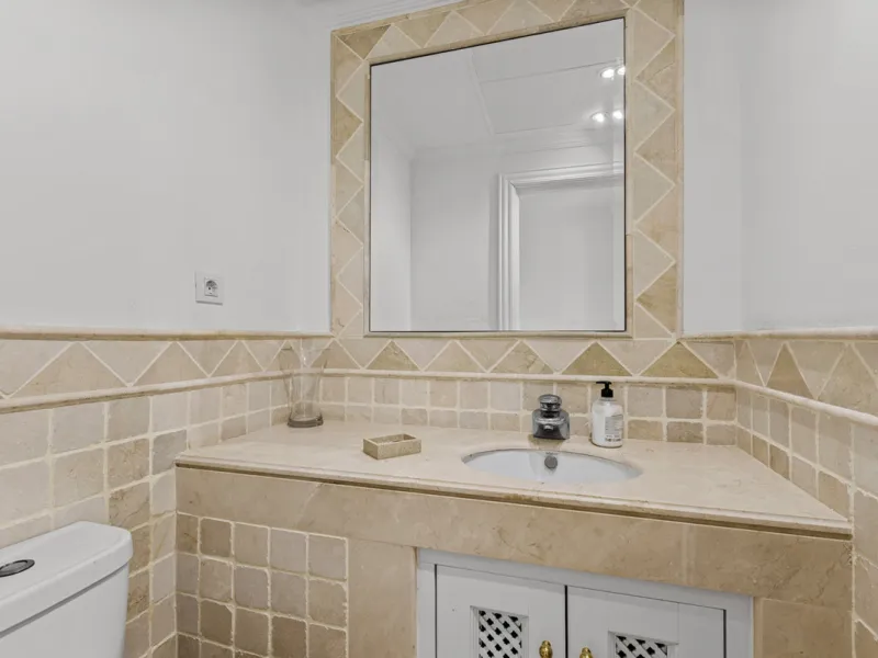 Large, three-bedroom penthouse with impressive countryside and sea views, located within walking distance of the beach in Casares Costa, in the well-maintained and luxurious community of Majestic Hills.