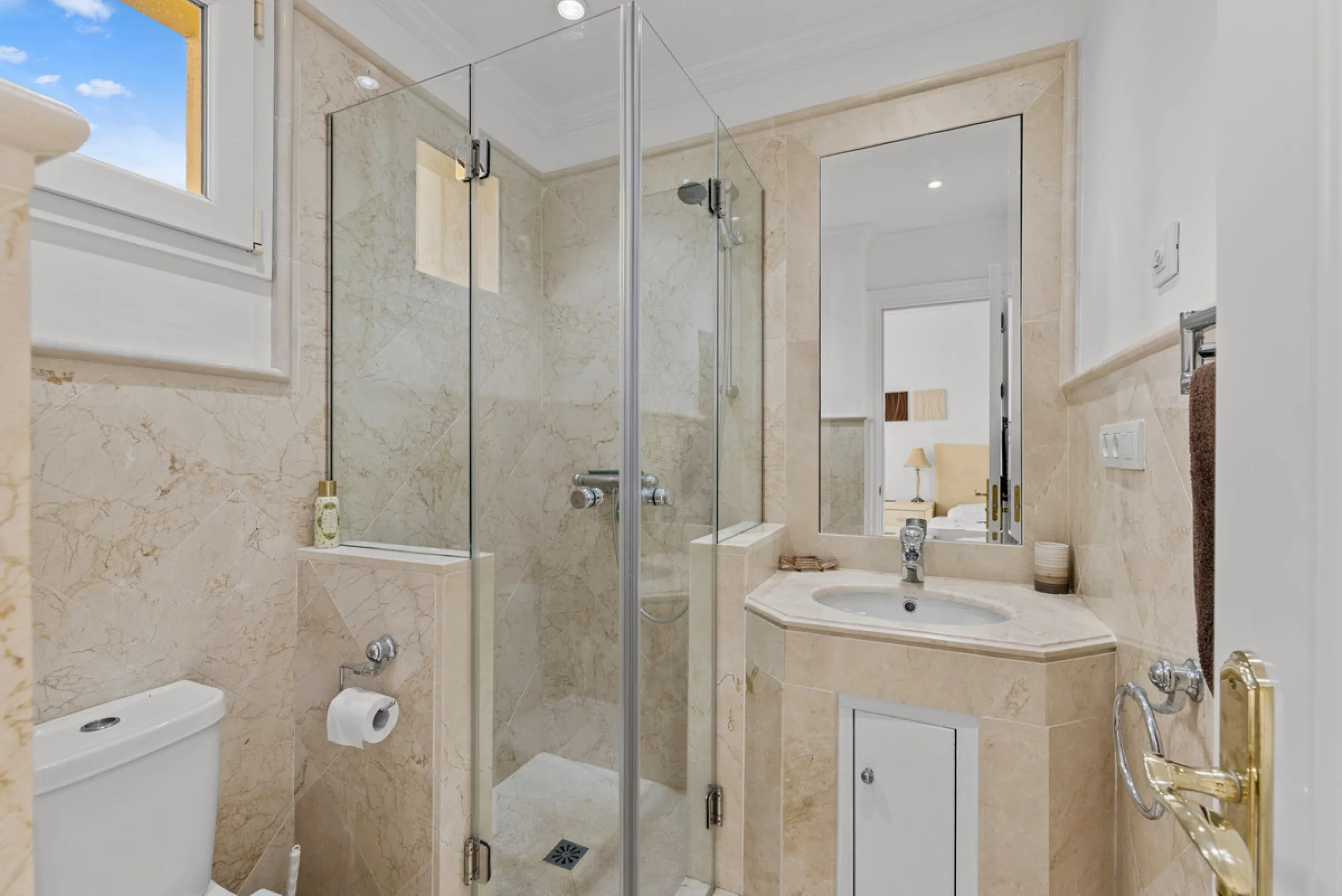 Large, three-bedroom penthouse with impressive countryside and sea views, located within walking distance of the beach in Casares Costa, in the well-maintained and luxurious community of Majestic Hills.