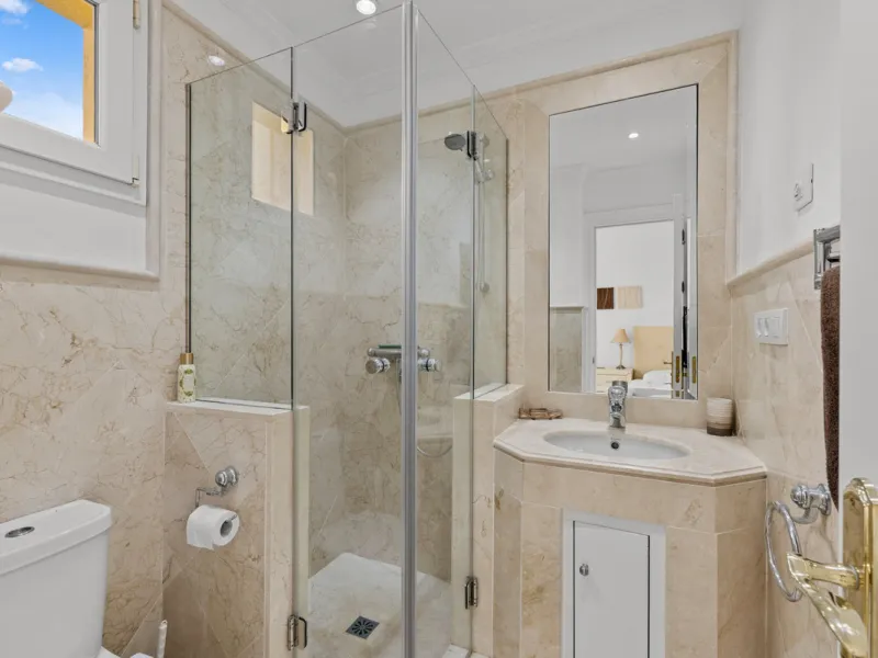 Large, three-bedroom penthouse with impressive countryside and sea views, located within walking distance of the beach in Casares Costa, in the well-maintained and luxurious community of Majestic Hills.