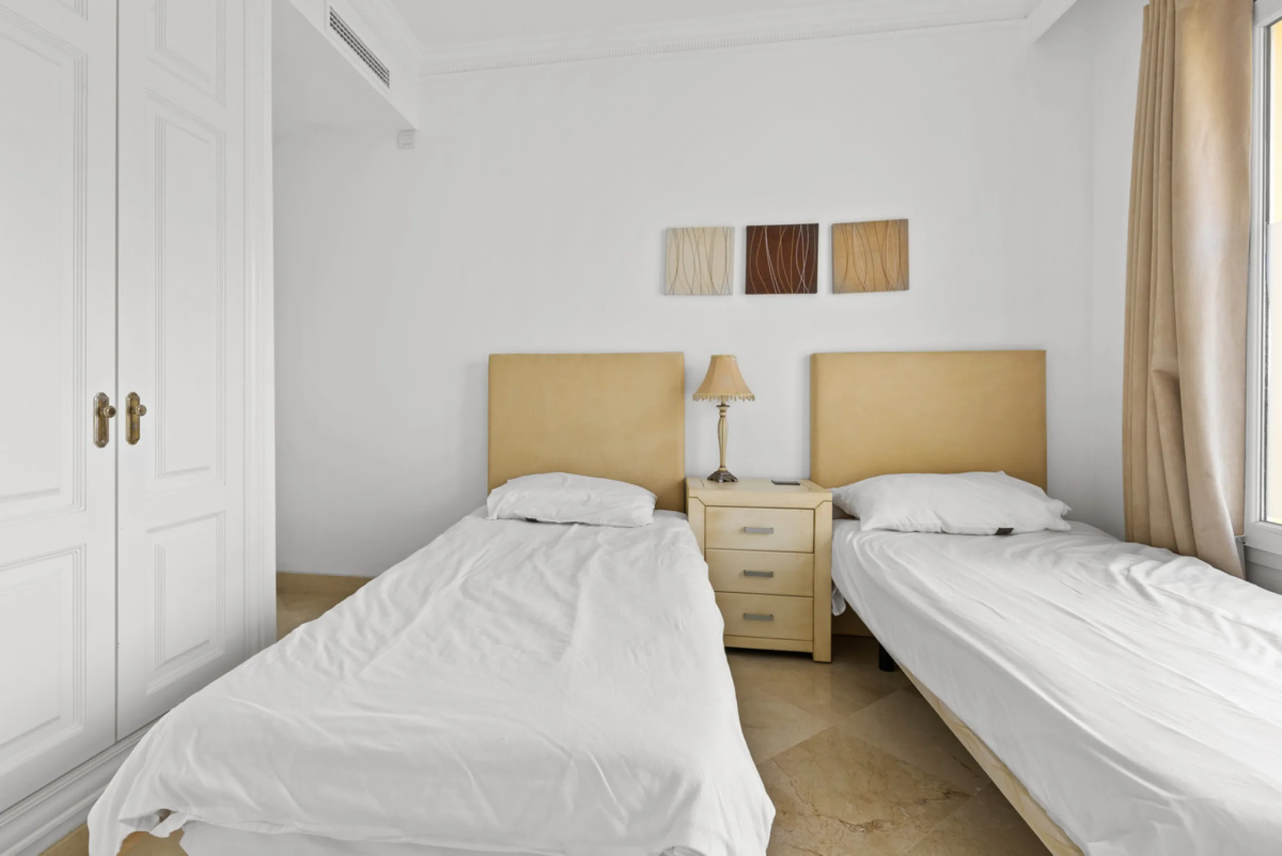Large, three-bedroom penthouse with impressive countryside and sea views, located within walking distance of the beach in Casares Costa, in the well-maintained and luxurious community of Majestic Hills.