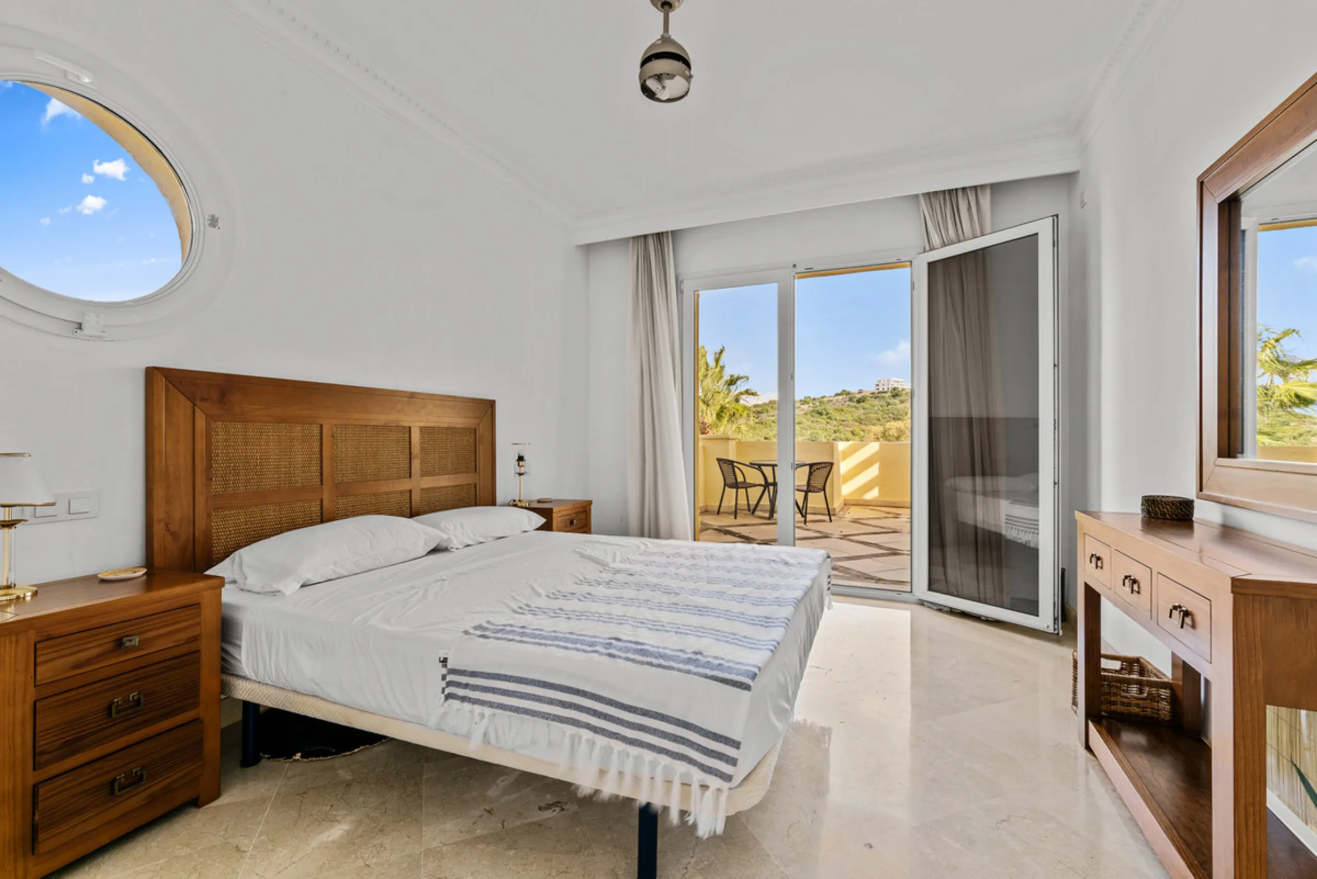 Large, three-bedroom penthouse with impressive countryside and sea views, located within walking distance of the beach in Casares Costa, in the well-maintained and luxurious community of Majestic Hills.
