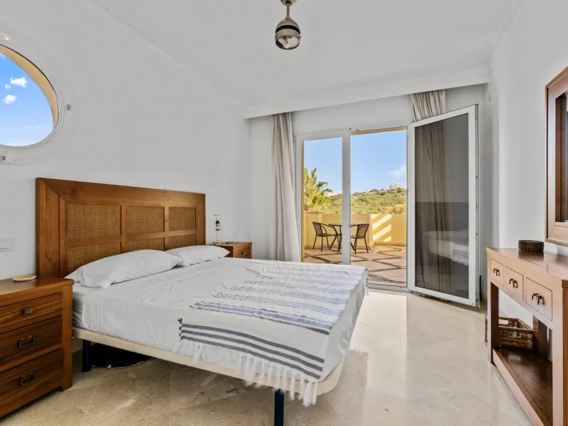 Large, three-bedroom penthouse with impressive countryside and sea views, located within walking distance of the beach in Casares Costa, in the well-maintained and luxurious community of Majestic Hills.