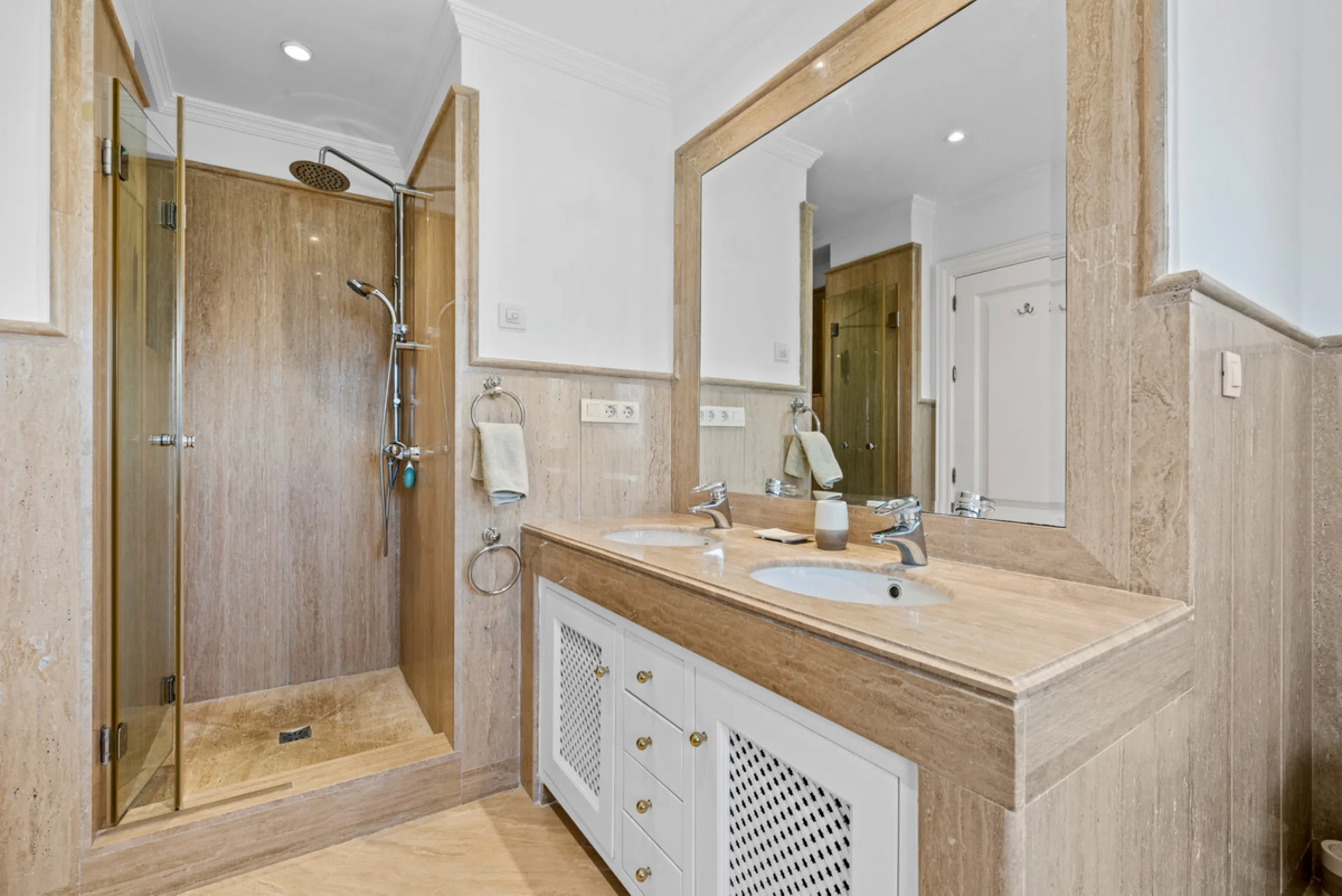 Large, three-bedroom penthouse with impressive countryside and sea views, located within walking distance of the beach in Casares Costa, in the well-maintained and luxurious community of Majestic Hills.