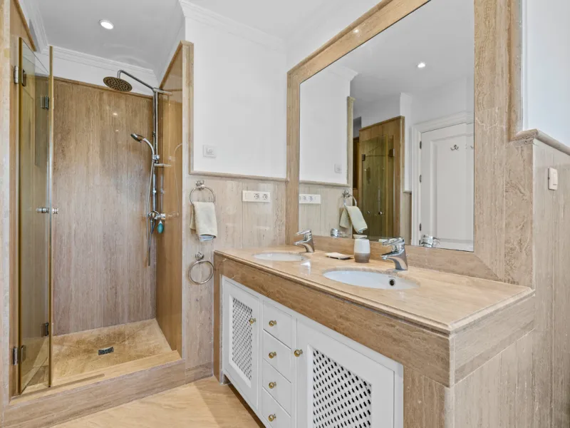 Large, three-bedroom penthouse with impressive countryside and sea views, located within walking distance of the beach in Casares Costa, in the well-maintained and luxurious community of Majestic Hills.