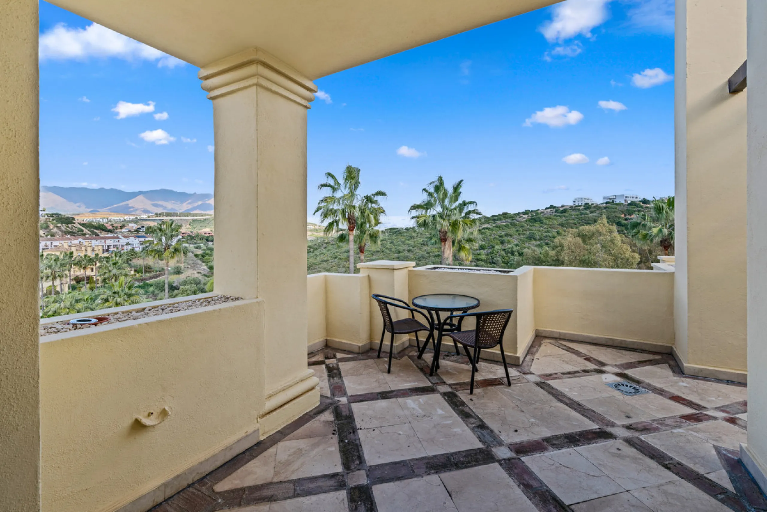 Large, three-bedroom penthouse with impressive countryside and sea views, located within walking distance of the beach in Casares Costa, in the well-maintained and luxurious community of Majestic Hills.