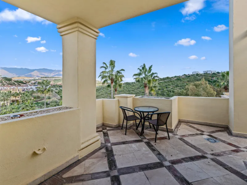 Large, three-bedroom penthouse with impressive countryside and sea views, located within walking distance of the beach in Casares Costa, in the well-maintained and luxurious community of Majestic Hills.