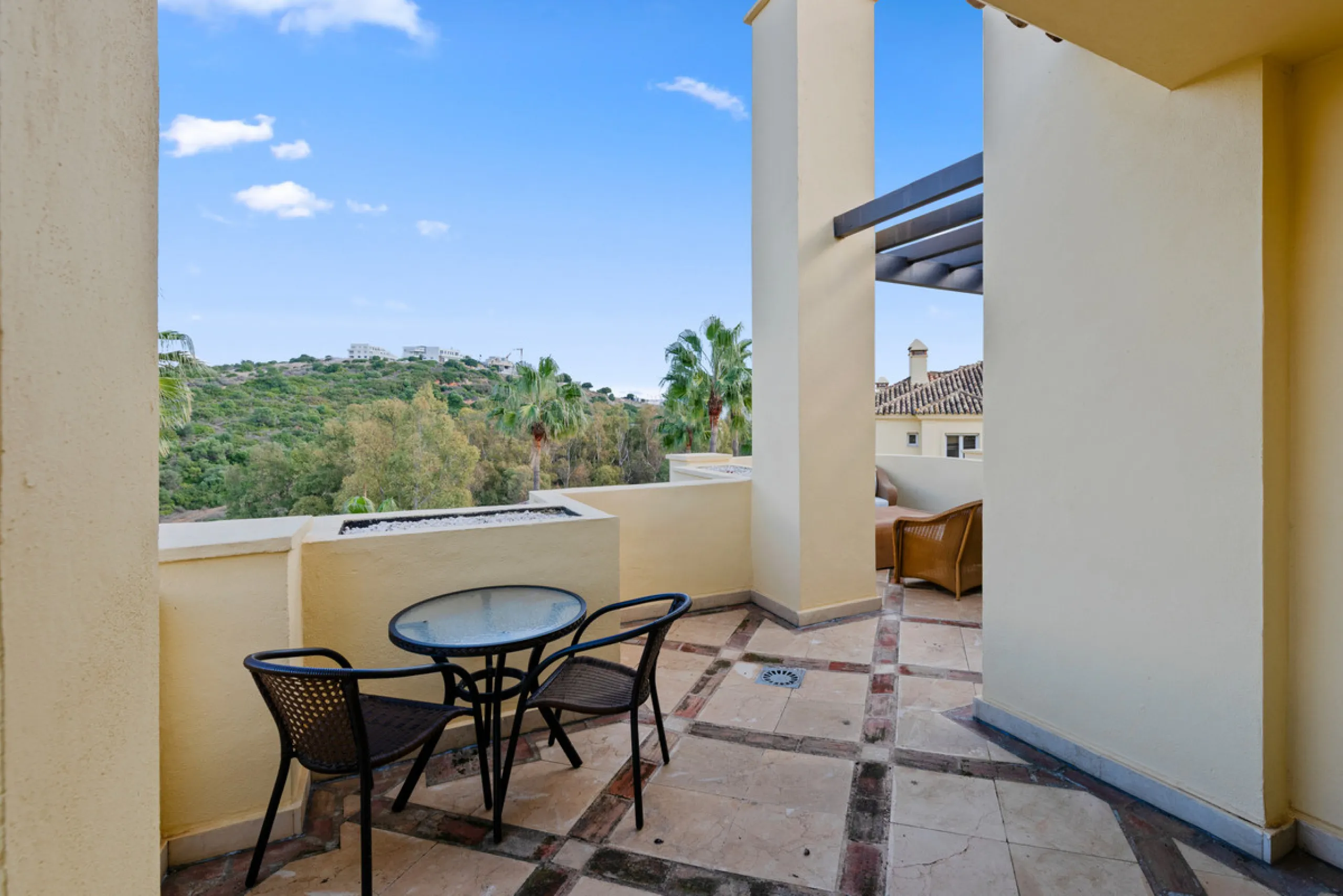 Large, three-bedroom penthouse with impressive countryside and sea views, located within walking distance of the beach in Casares Costa, in the well-maintained and luxurious community of Majestic Hills.