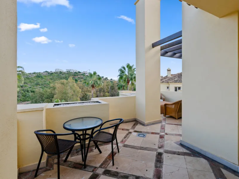 Large, three-bedroom penthouse with impressive countryside and sea views, located within walking distance of the beach in Casares Costa, in the well-maintained and luxurious community of Majestic Hills.
