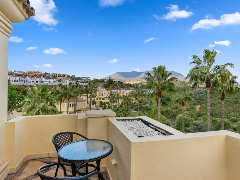 Large, three-bedroom penthouse with impressive countryside and sea views, located within walking distance of the beach in Casares Costa, in the well-maintained and luxurious community of Majestic Hills.