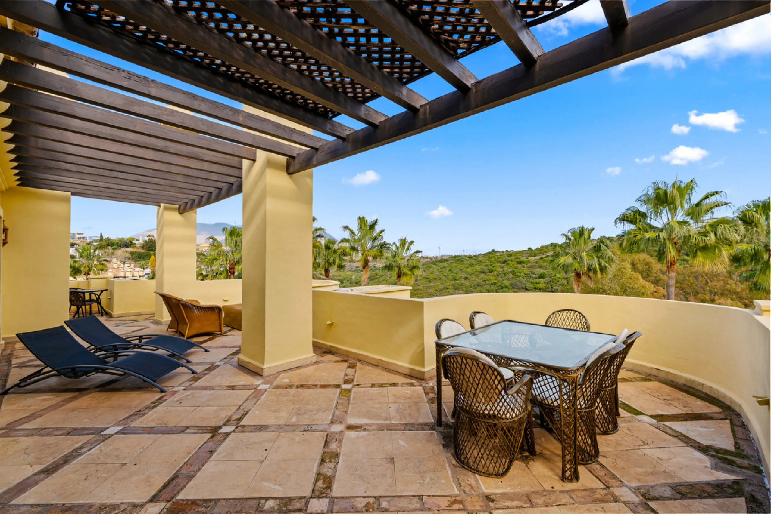 Large, three-bedroom penthouse with impressive countryside and sea views, located within walking distance of the beach in Casares Costa, in the well-maintained and luxurious community of Majestic Hills.