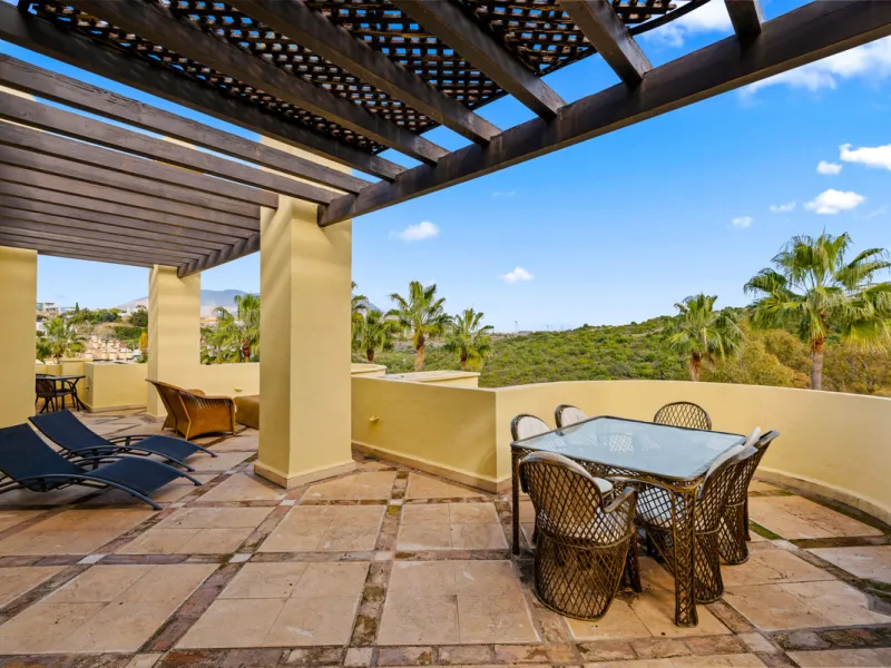 Large, three-bedroom penthouse with impressive countryside and sea views, located within walking distance of the beach in Casares Costa, in the well-maintained and luxurious community of Majestic Hills.