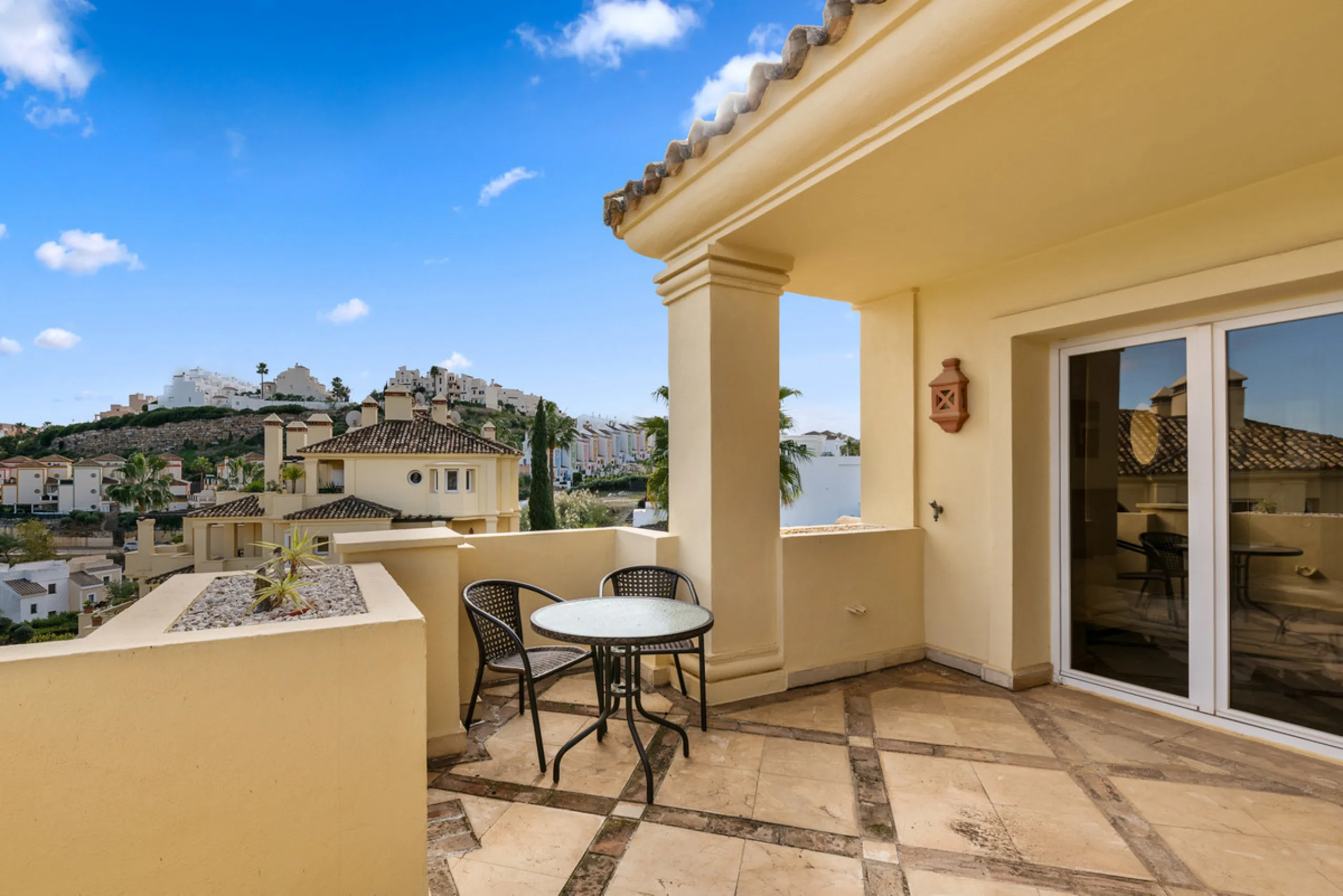 Large, three-bedroom penthouse with impressive countryside and sea views, located within walking distance of the beach in Casares Costa, in the well-maintained and luxurious community of Majestic Hills.