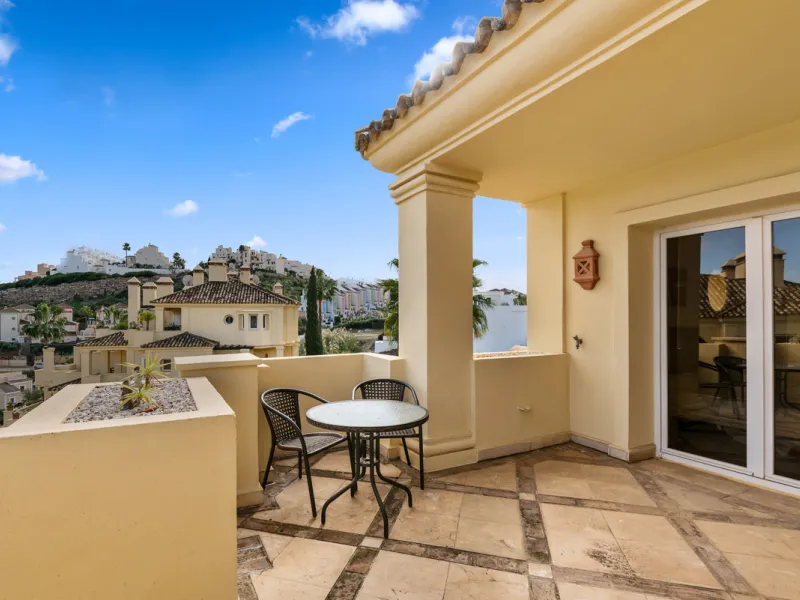 Large, three-bedroom penthouse with impressive countryside and sea views, located within walking distance of the beach in Casares Costa, in the well-maintained and luxurious community of Majestic Hills.