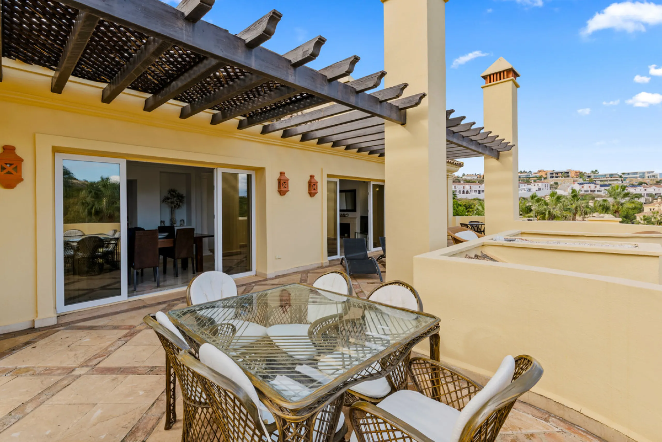 Large, three-bedroom penthouse with impressive countryside and sea views, located within walking distance of the beach in Casares Costa, in the well-maintained and luxurious community of Majestic Hills.