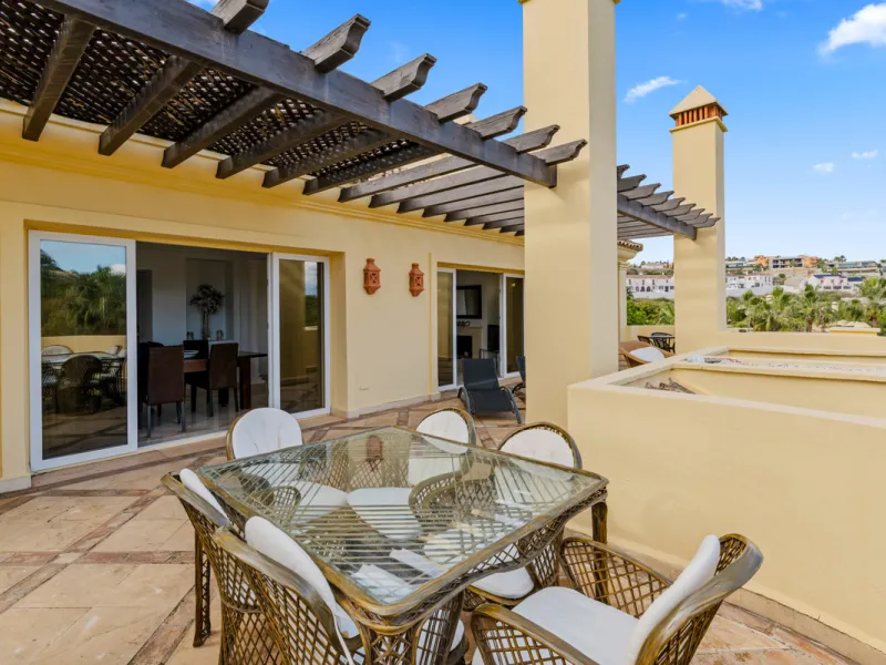 Large, three-bedroom penthouse with impressive countryside and sea views, located within walking distance of the beach in Casares Costa, in the well-maintained and luxurious community of Majestic Hills.