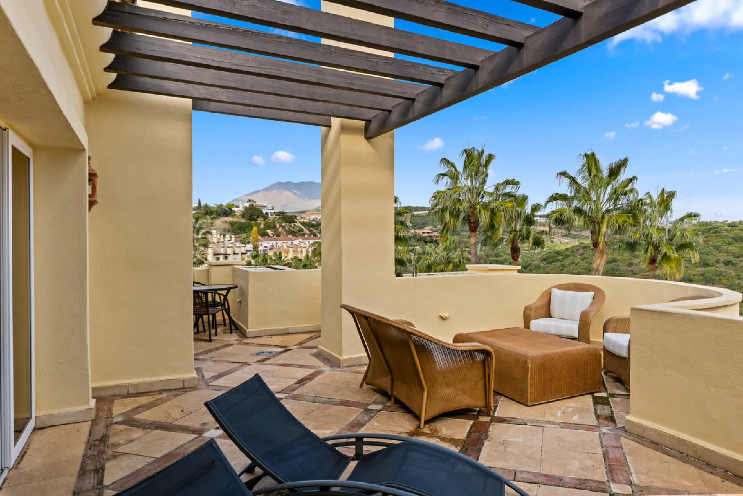 Large, three-bedroom penthouse with impressive countryside and sea views, located within walking distance of the beach in Casares Costa, in the well-maintained and luxurious community of Majestic Hills.