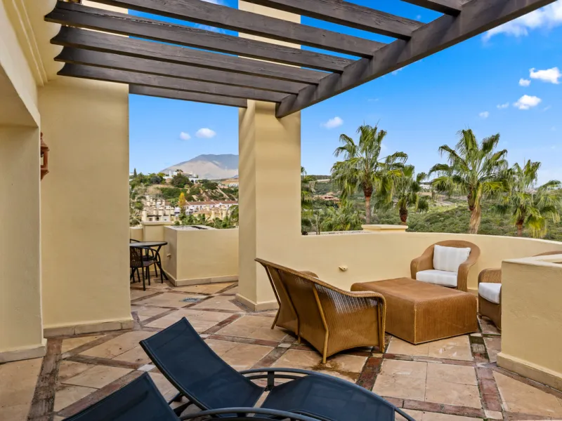 Large, three-bedroom penthouse with impressive countryside and sea views, located within walking distance of the beach in Casares Costa, in the well-maintained and luxurious community of Majestic Hills.