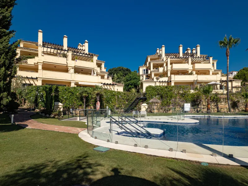 Large, three-bedroom penthouse with impressive countryside and sea views, located within walking distance of the beach in Casares Costa, in the well-maintained and luxurious community of Majestic Hills.