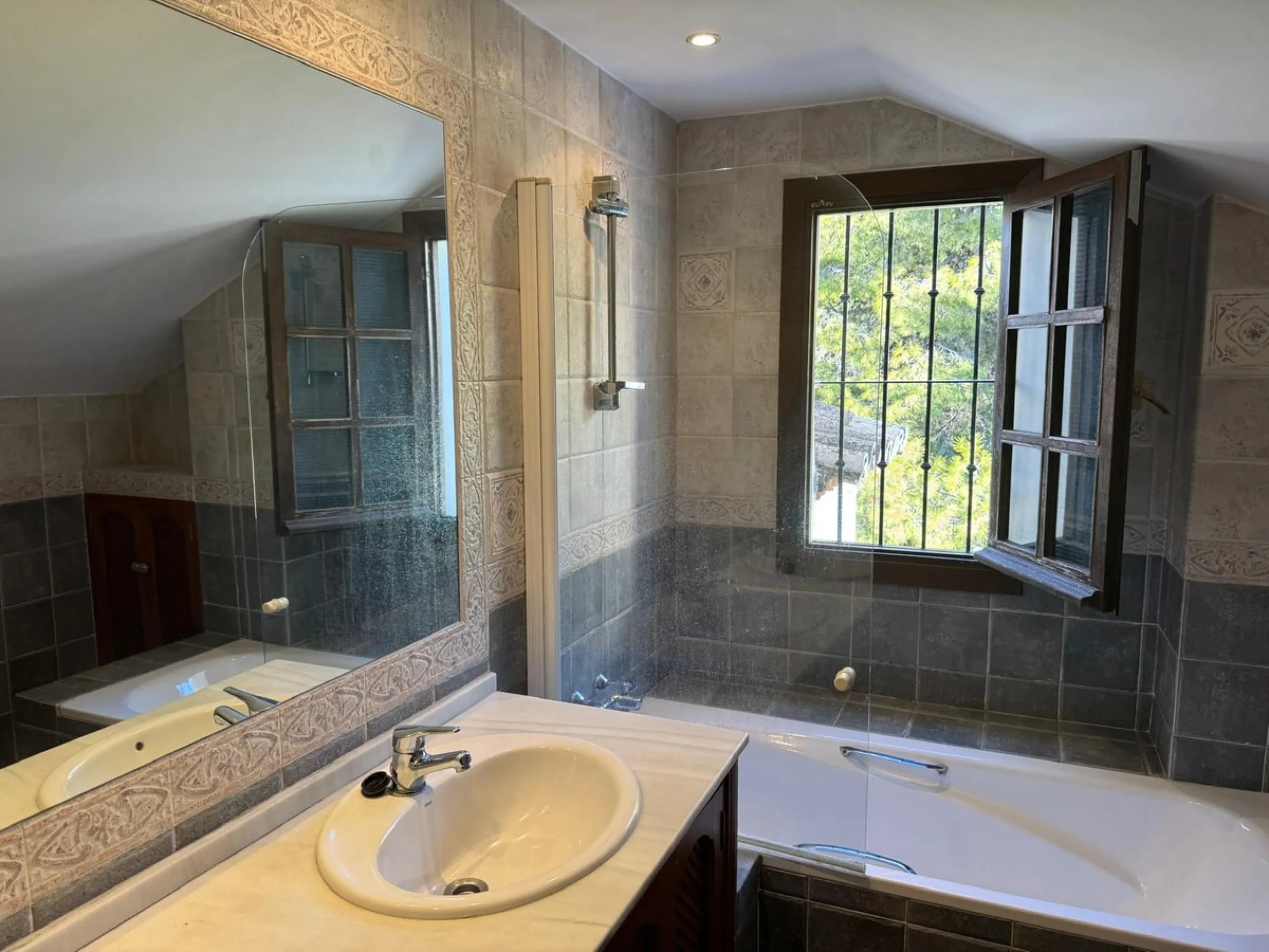 Spectacular Townhouse for Sale in Marbella Centro – Privileged Location in a Tranquil, Exclusive Community