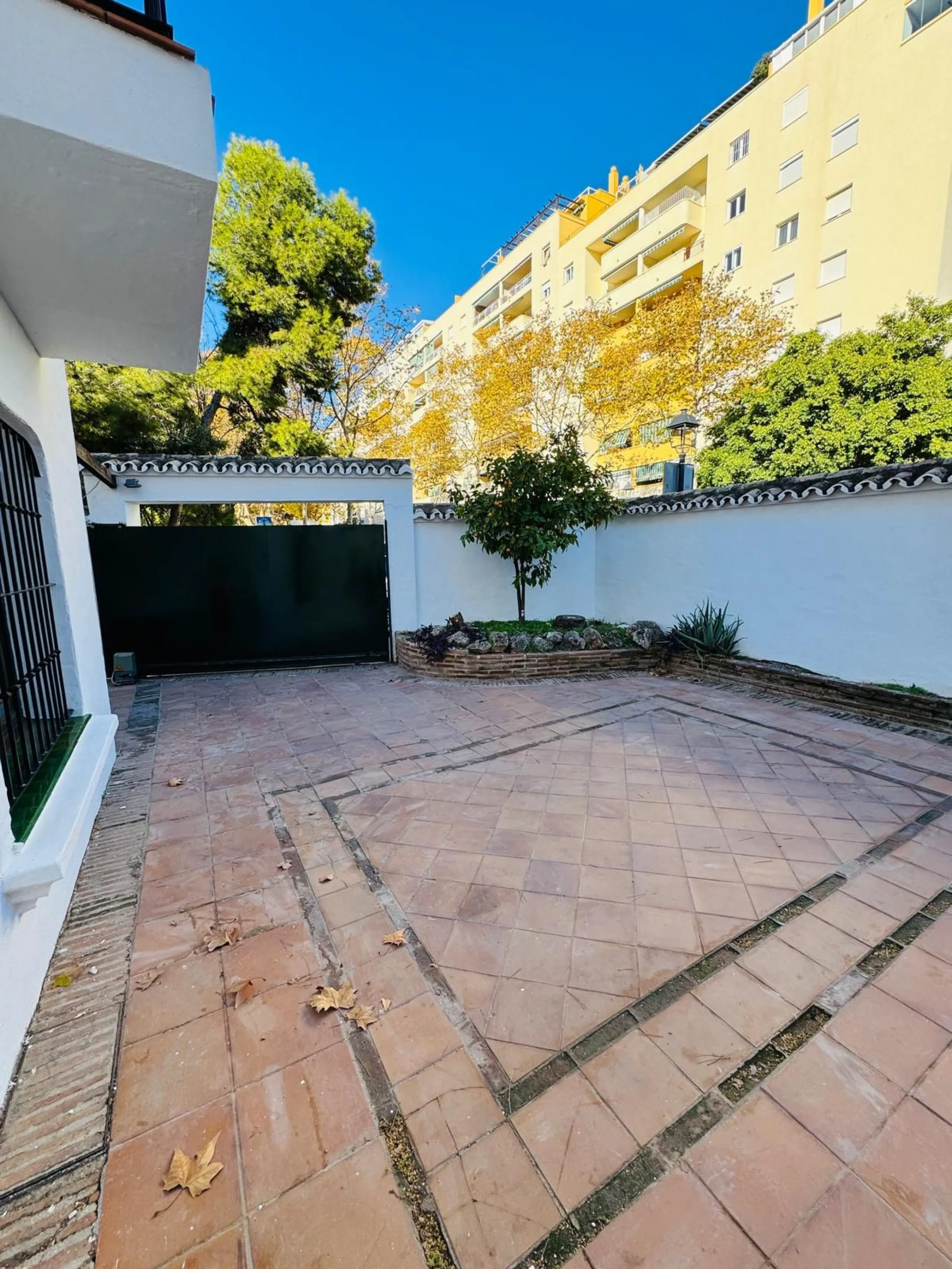 Spectacular Townhouse for Sale in Marbella Centro – Privileged Location in a Tranquil, Exclusive Community